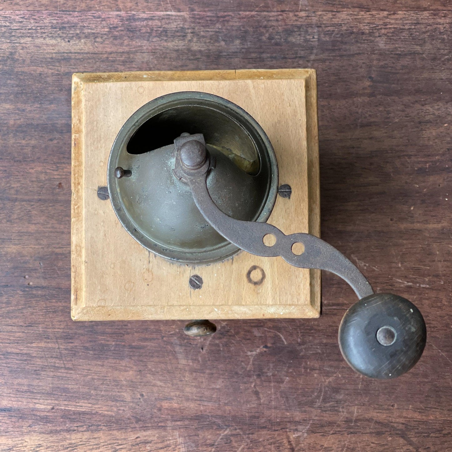 Antieke koffiemolen - Bamestra Curiosa