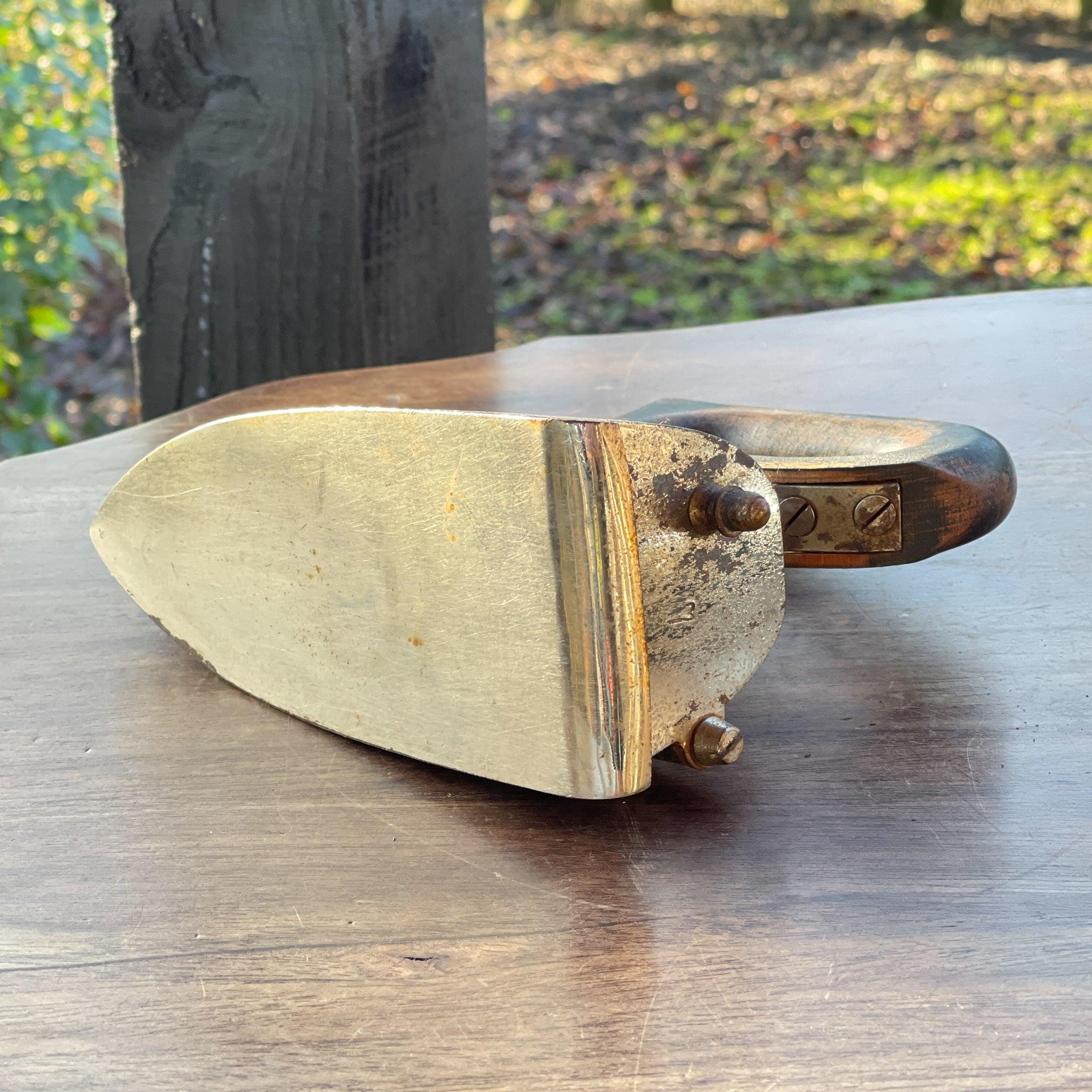 Antieke strijkijzer - Bamestra Curiosa