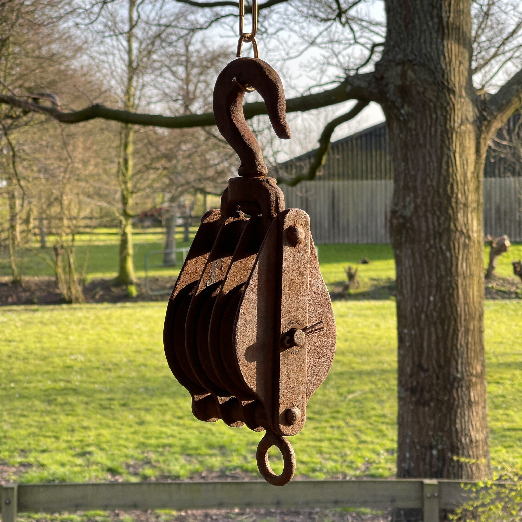 Antieke zware katrol met drie wielen - The Collectionist