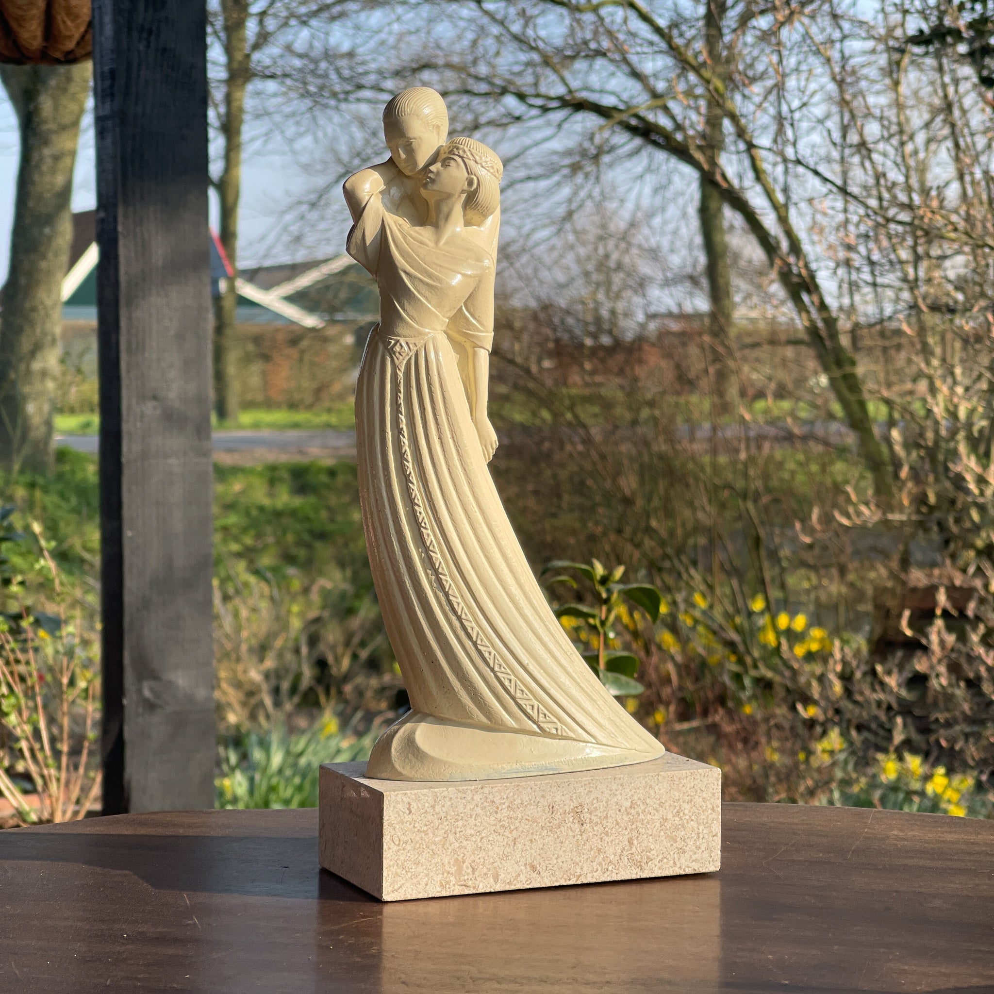 Beeldje van amoureus paar door Ed van Rosmalen - The Collectionist