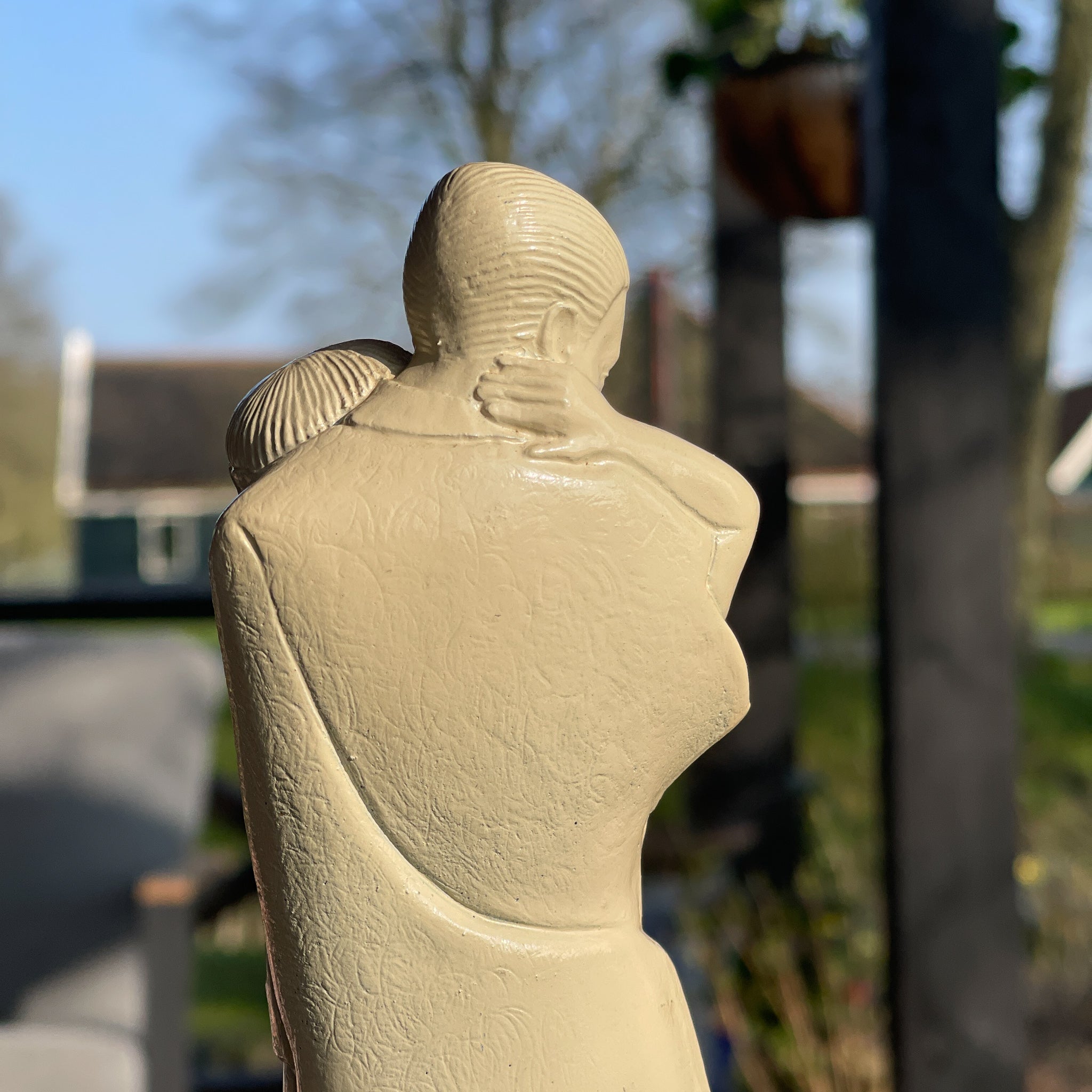 Beeldje van amoureus paar door Ed van Rosmalen - The Collectionist