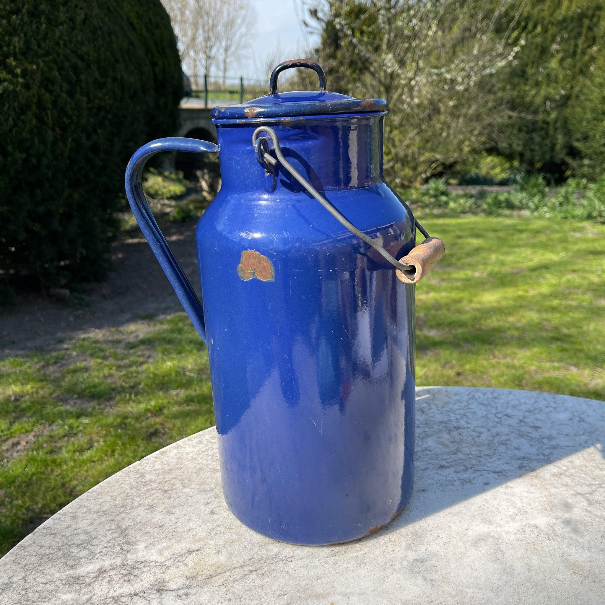 Blauwe emaille melkbus met deksel en houten handvat - Bamestra Curiosa