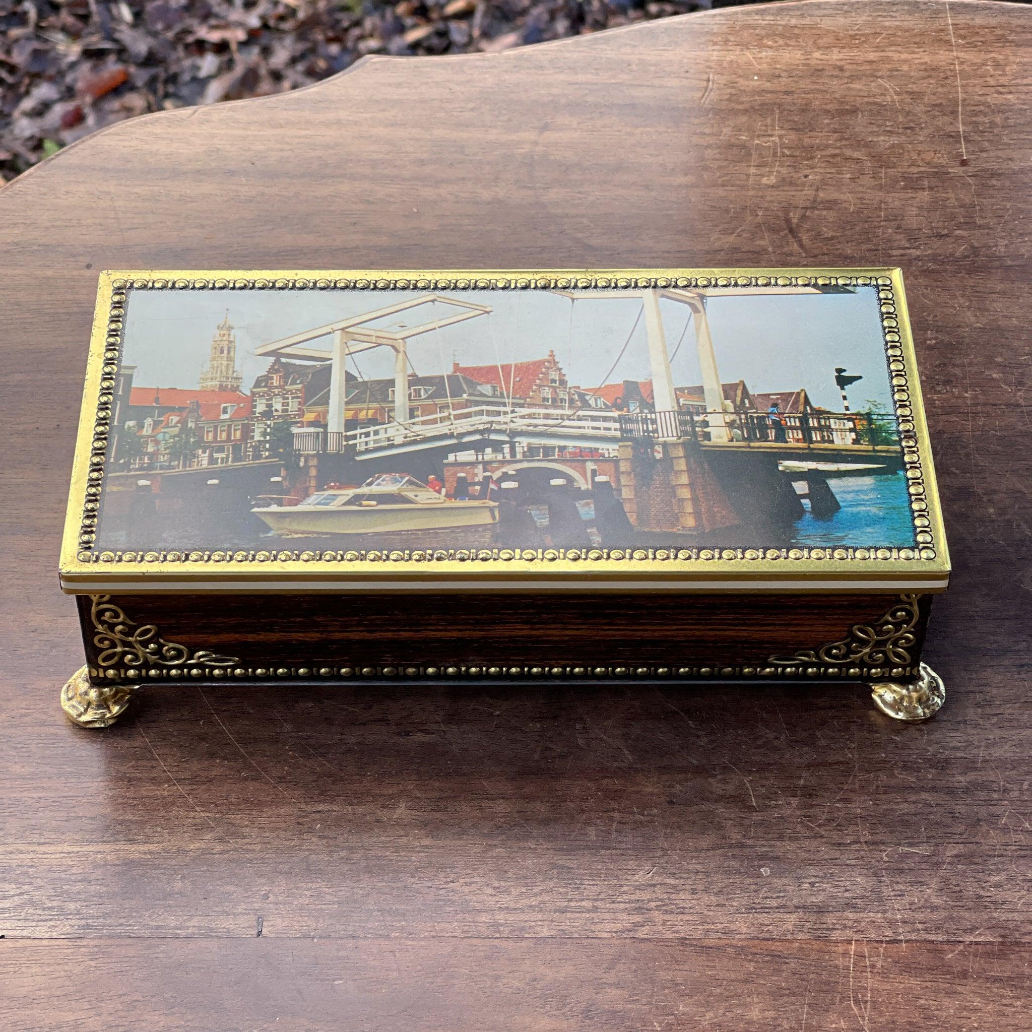 Blik met stadsgezicht van Haarlem - Bamestra Curiosa