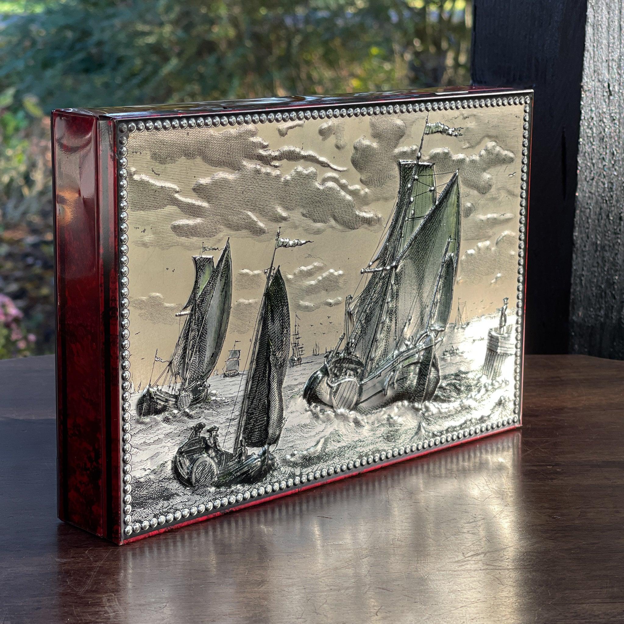 Blik met zeilschepen in reliëf - Bamestra Curiosa