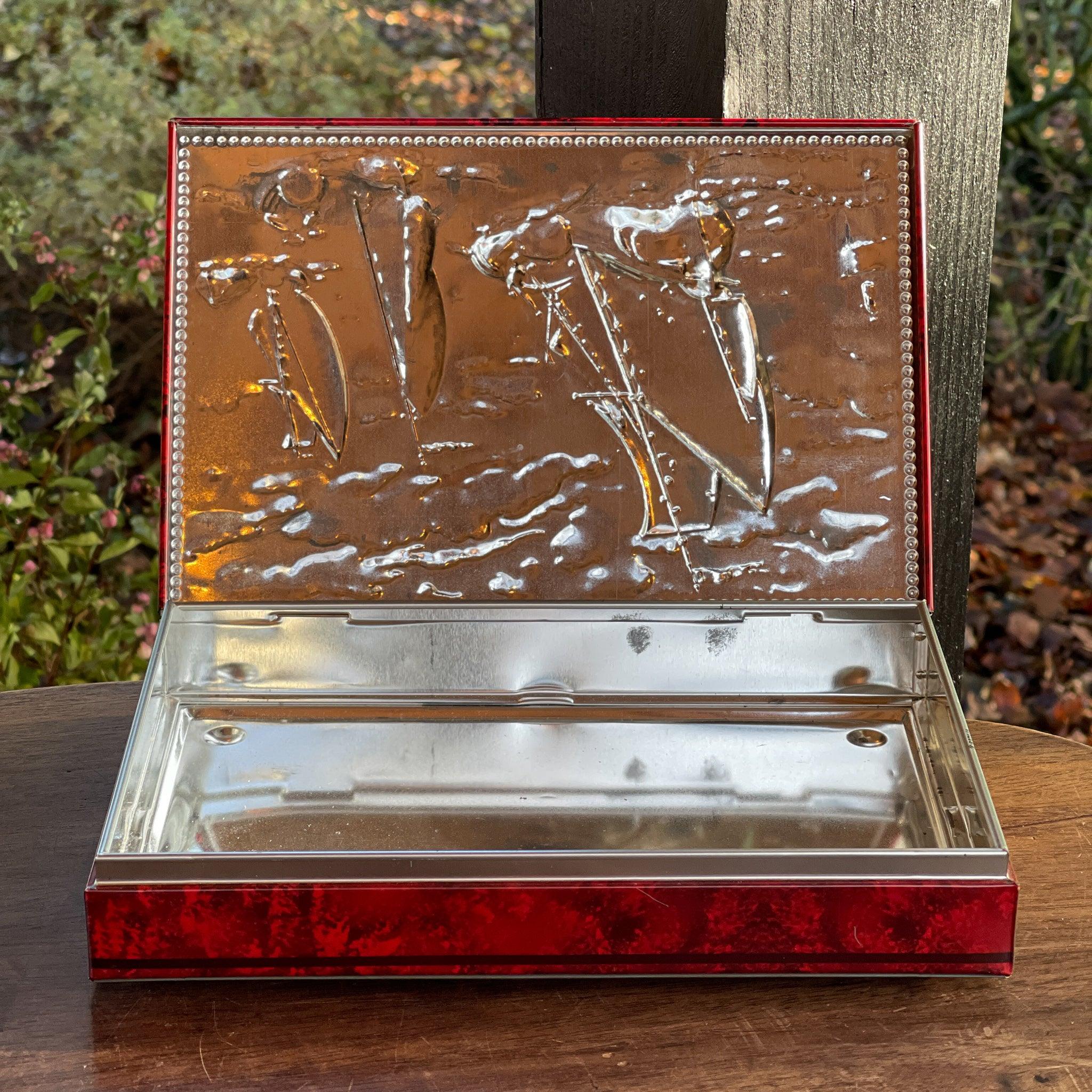 Blik met zeilschepen in reliëf - Bamestra Curiosa