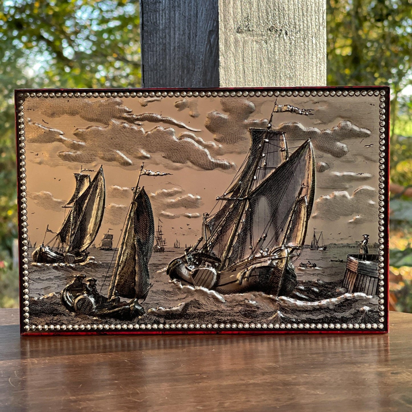 Blik met zeilschepen in reliëf - Bamestra Curiosa