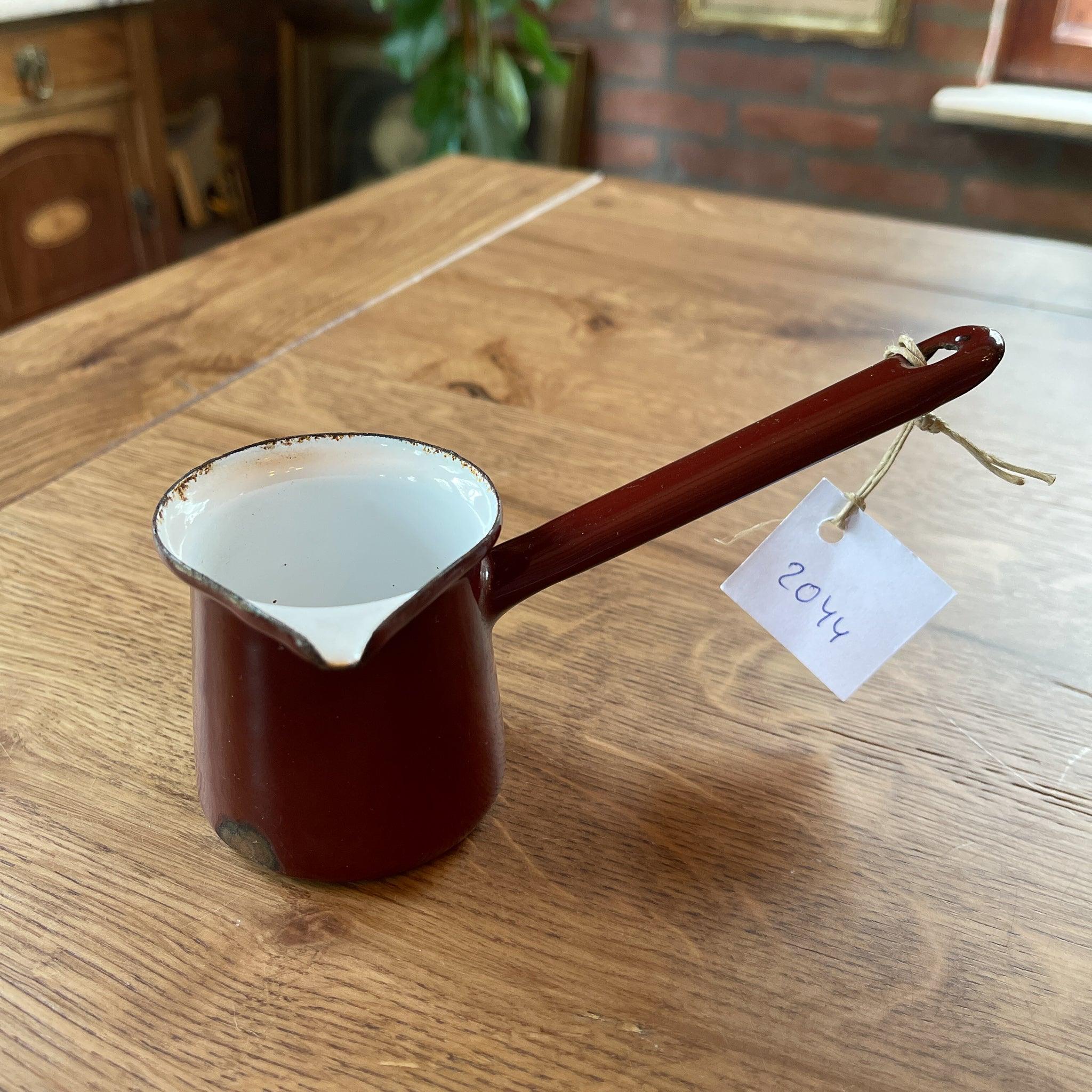 Bruin emaille schenkkannetje - The Collectionist