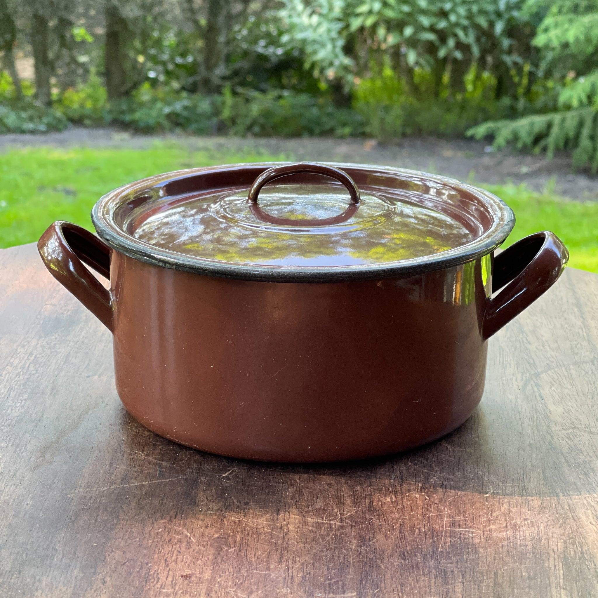 Bruine emaille pan met deksel - Bamestra Curiosa