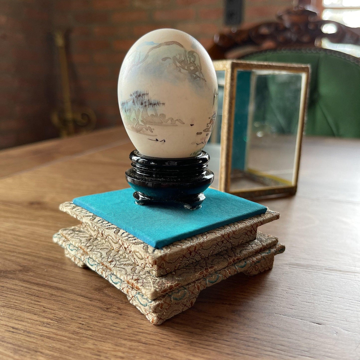 Chinees handbeschilderd ei in display - Bamestra Curiosa