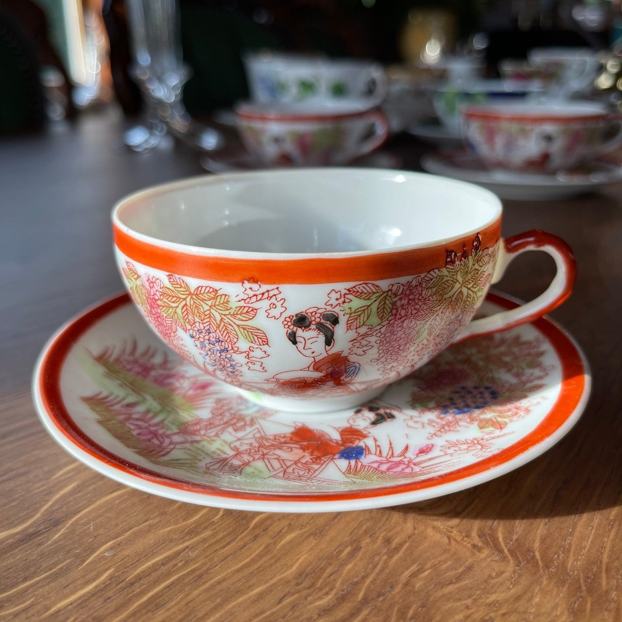 Drie kopjes met zes schoteltjes van Chinees porselein - The Collectionist