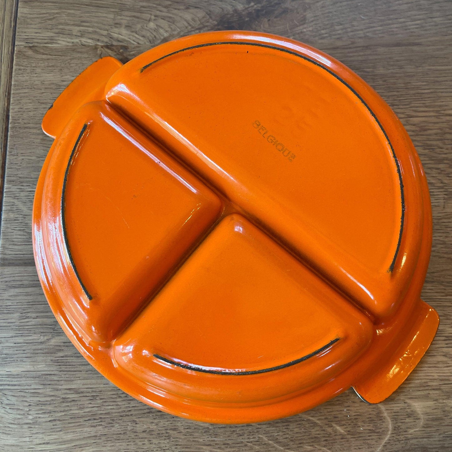 Dru gietijzeren drievaks pan met deksel - Bamestra Curiosa