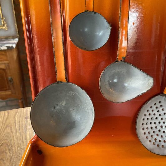 Emaille lepel rek met keukengerei - Bamestra Curiosa