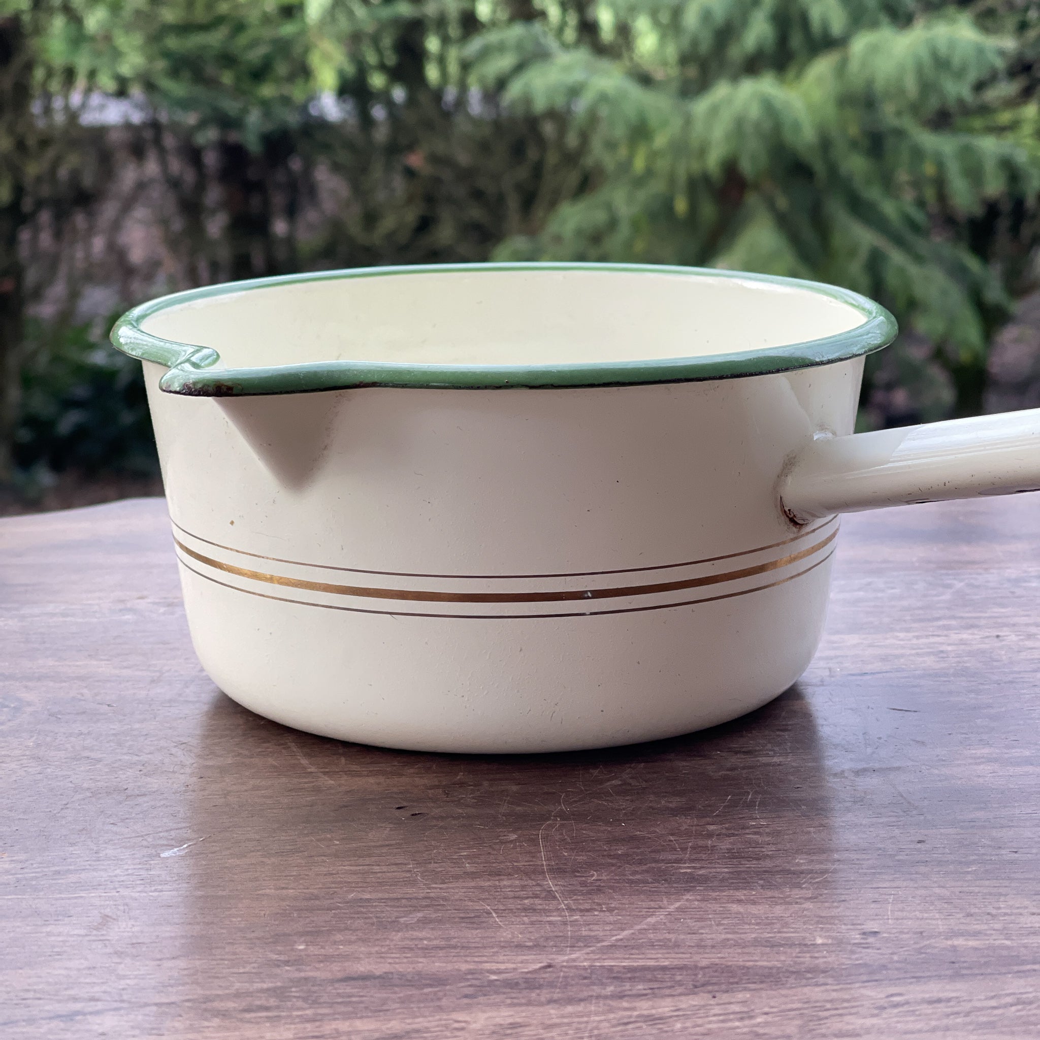 Emaille Steelpan Creme Met Groene Rand - The Collectionist