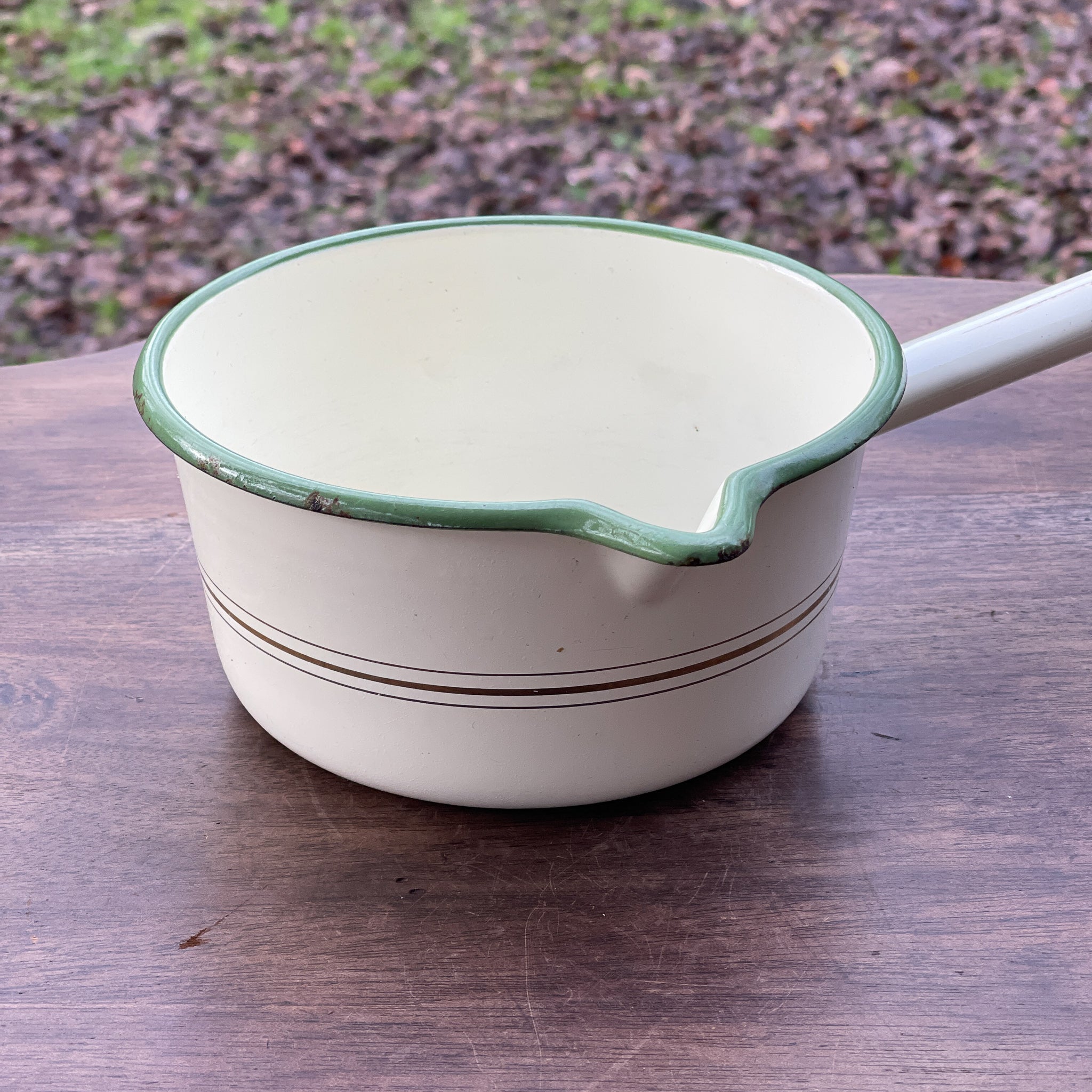 Emaille Steelpan Creme Met Groene Rand - The Collectionist