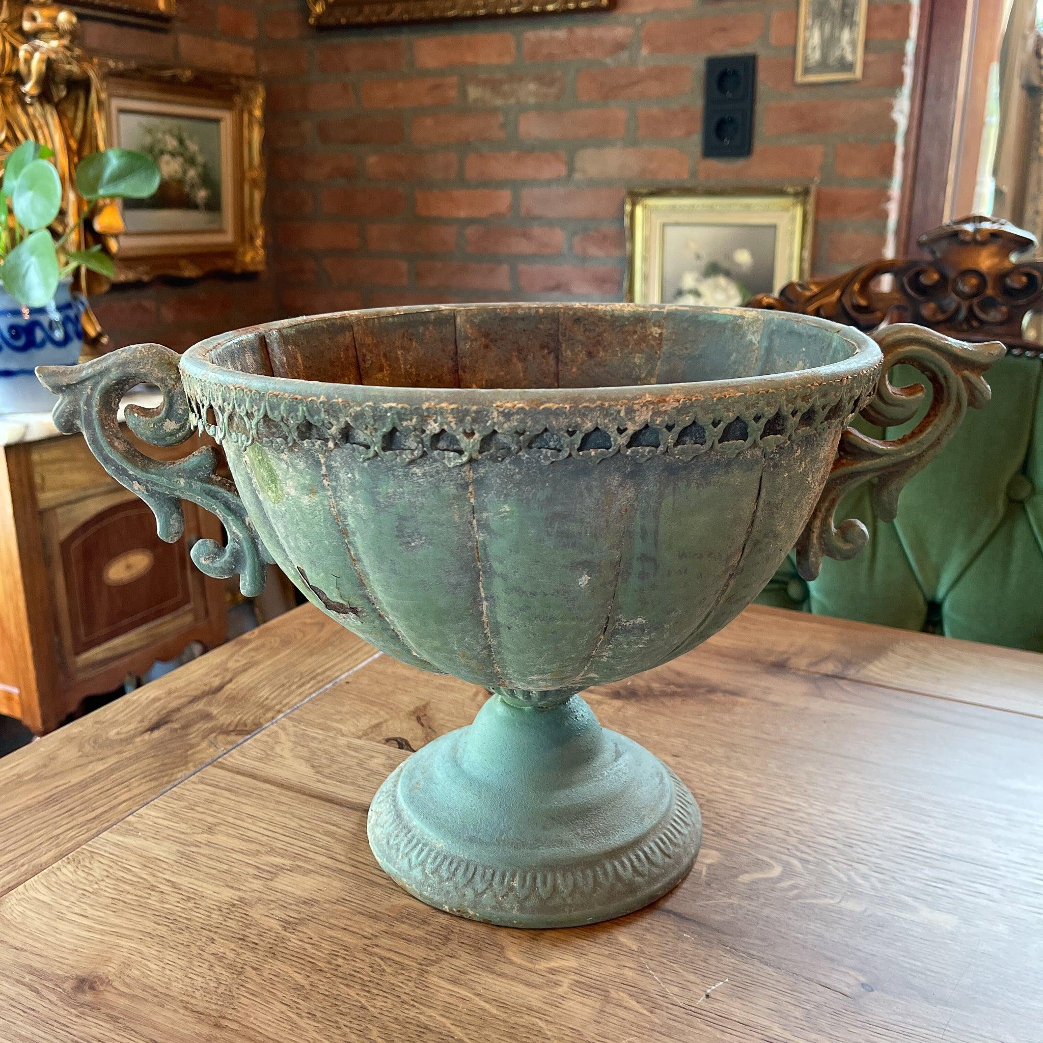 Franse metalen ovale bloempot met oren - The Collectionist
