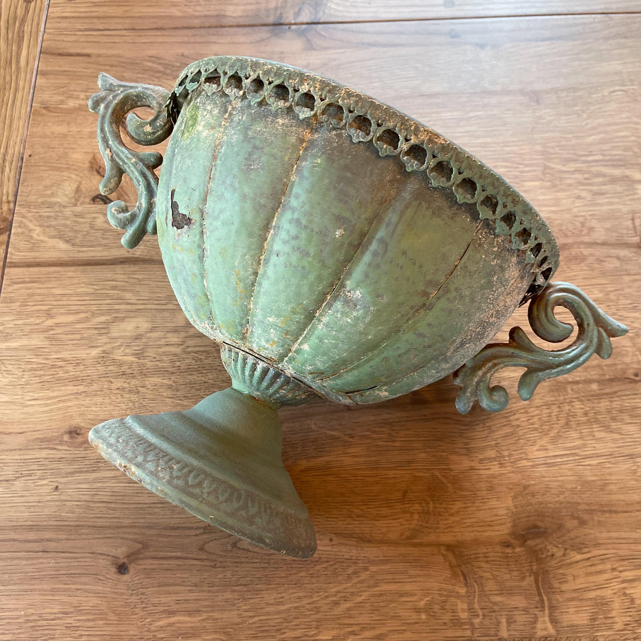 Franse metalen ovale bloempot met oren - The Collectionist