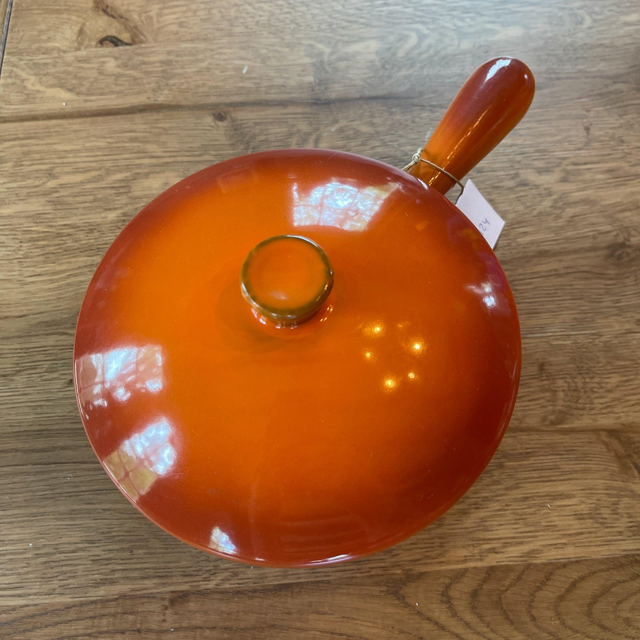 Gietijzeren steelpan met emaille deksel - The Collectionist