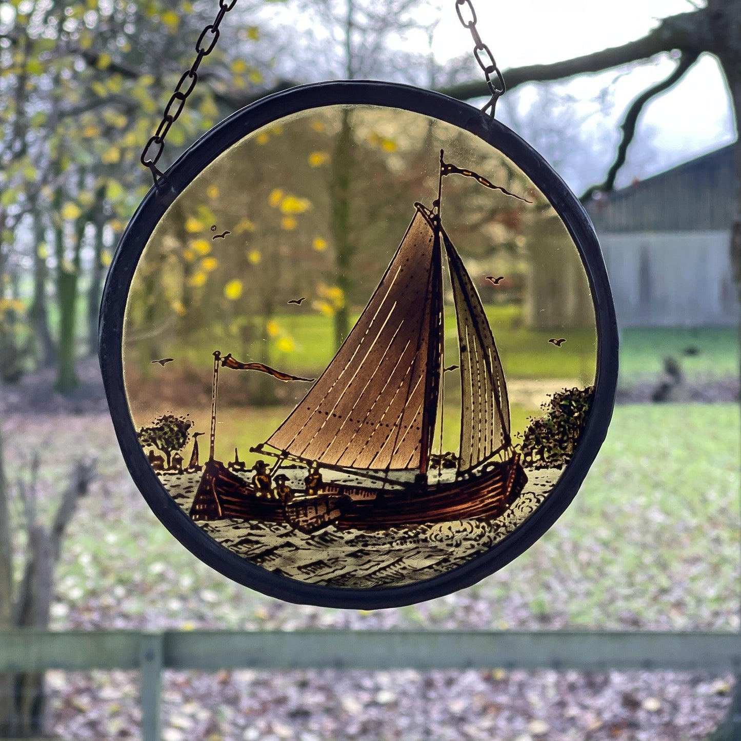 Glas in lood raamhanger Schip - Bamestra Curiosa