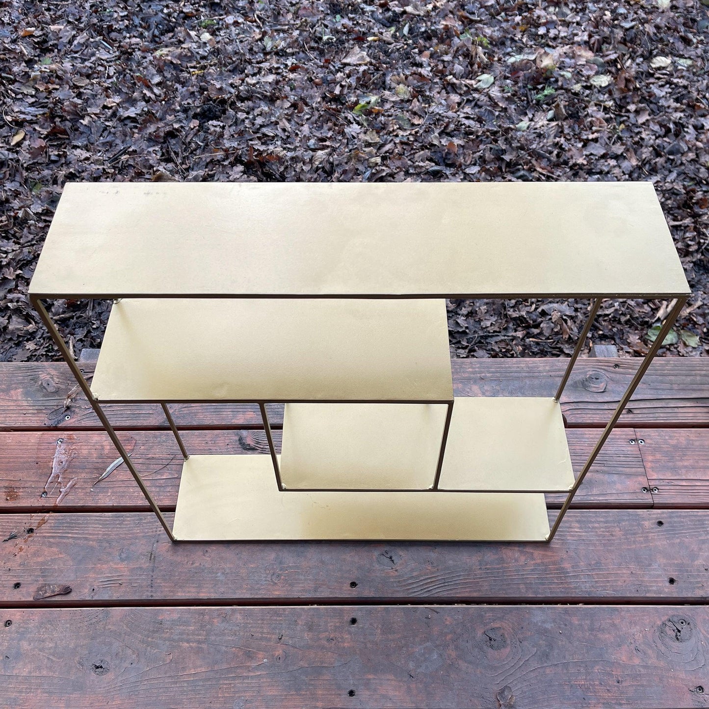 Goudkleurig wandrek van metaal - Bamestra Curiosa