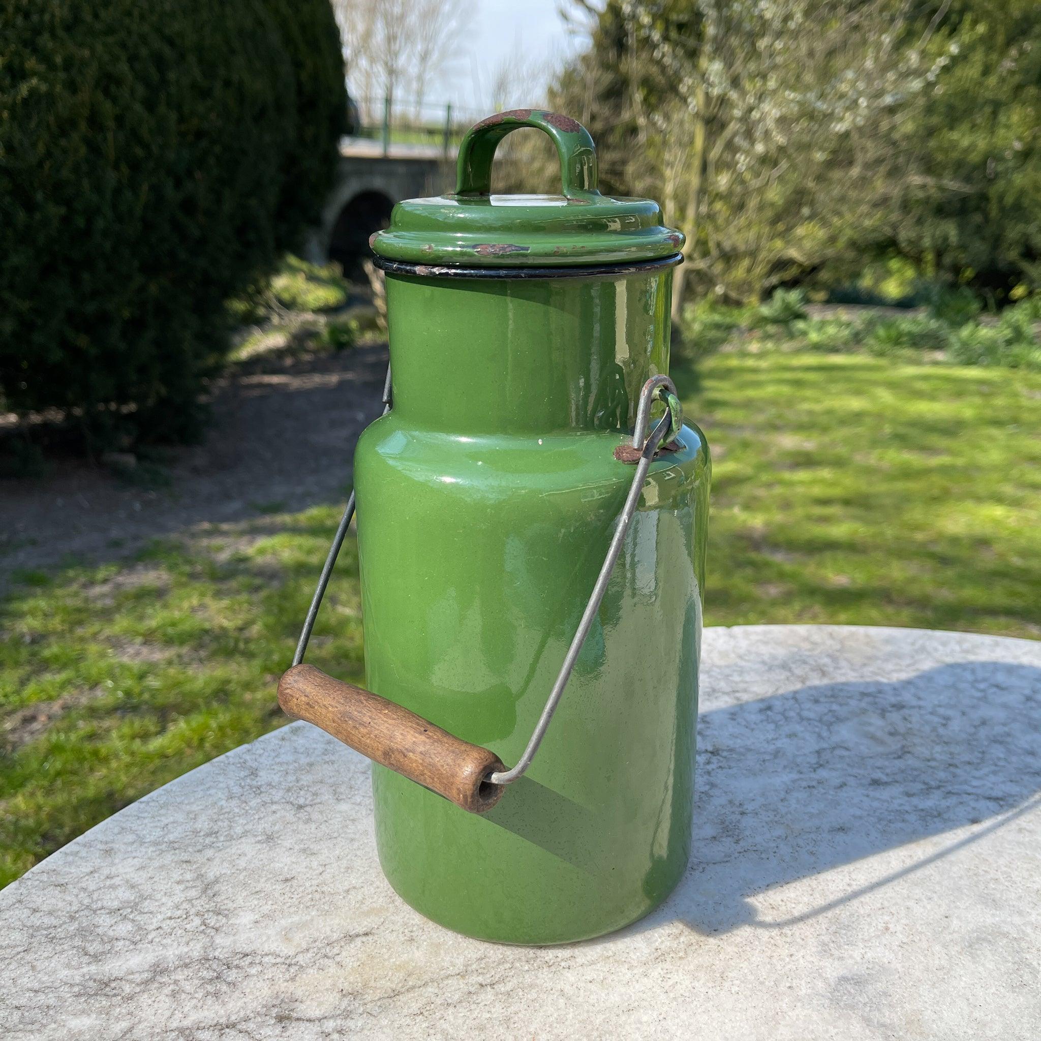 Groene emaille melkbus met deksel en houten handvat 2L - The Collectionist