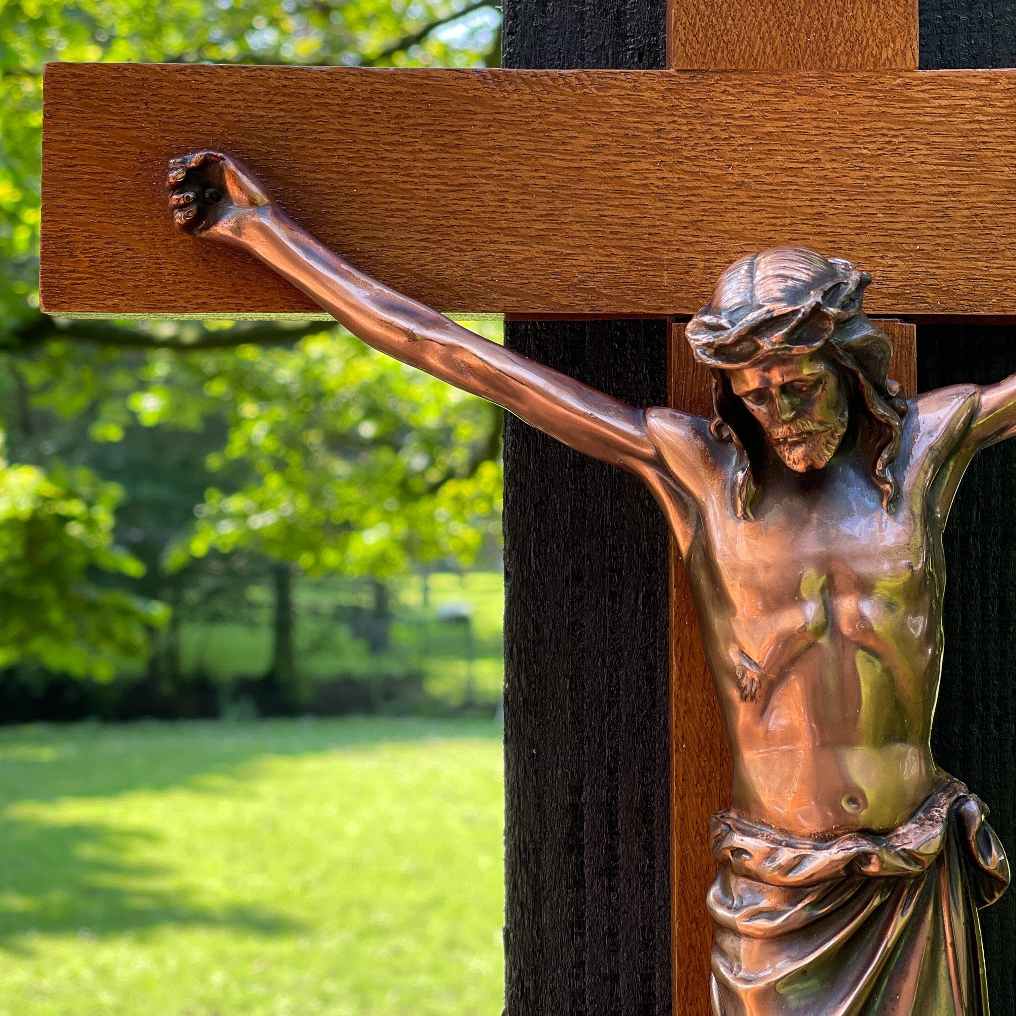 Groot houten crucifix met beeld van koper - The Collectionist