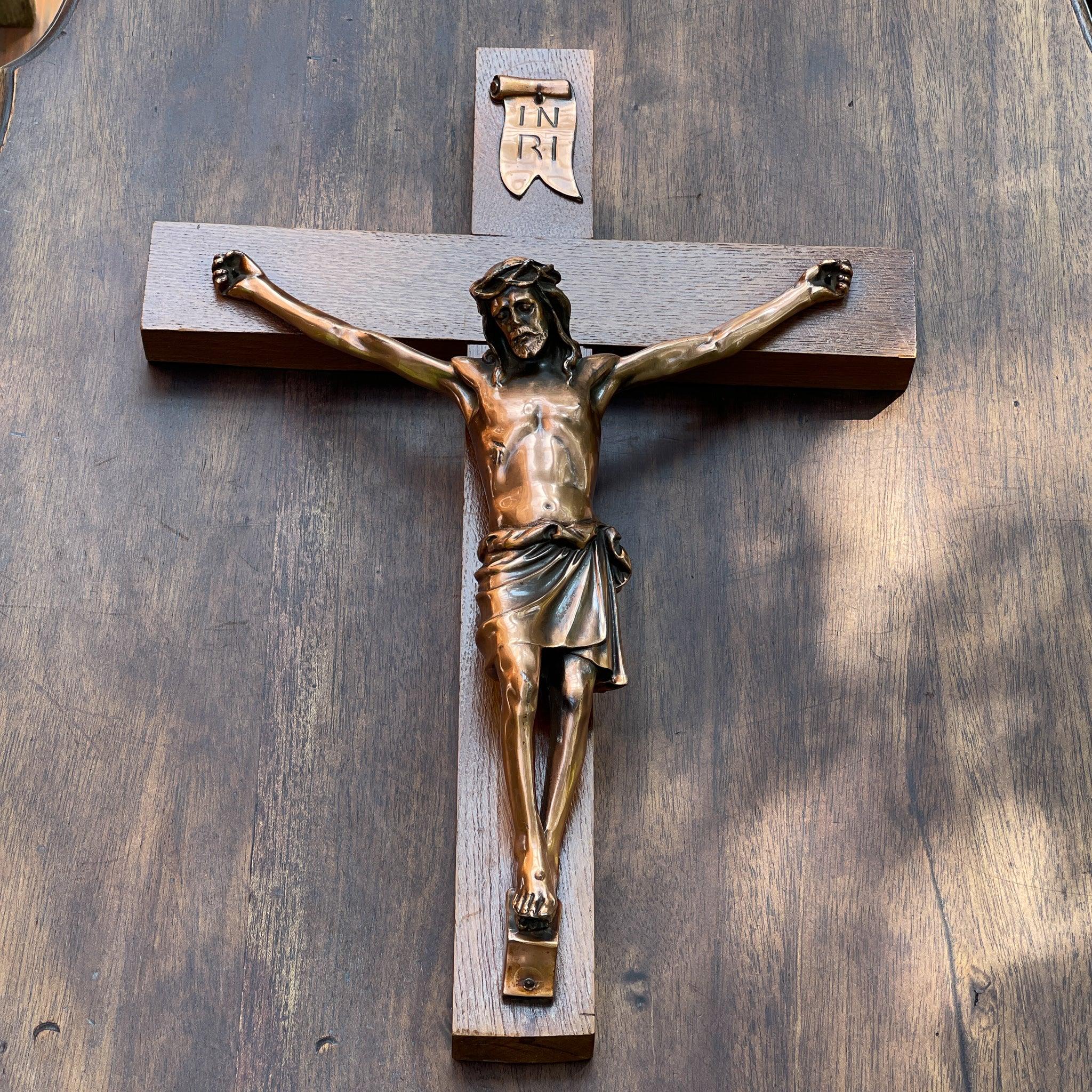 Groot houten crucifix met beeld van koper - The Collectionist