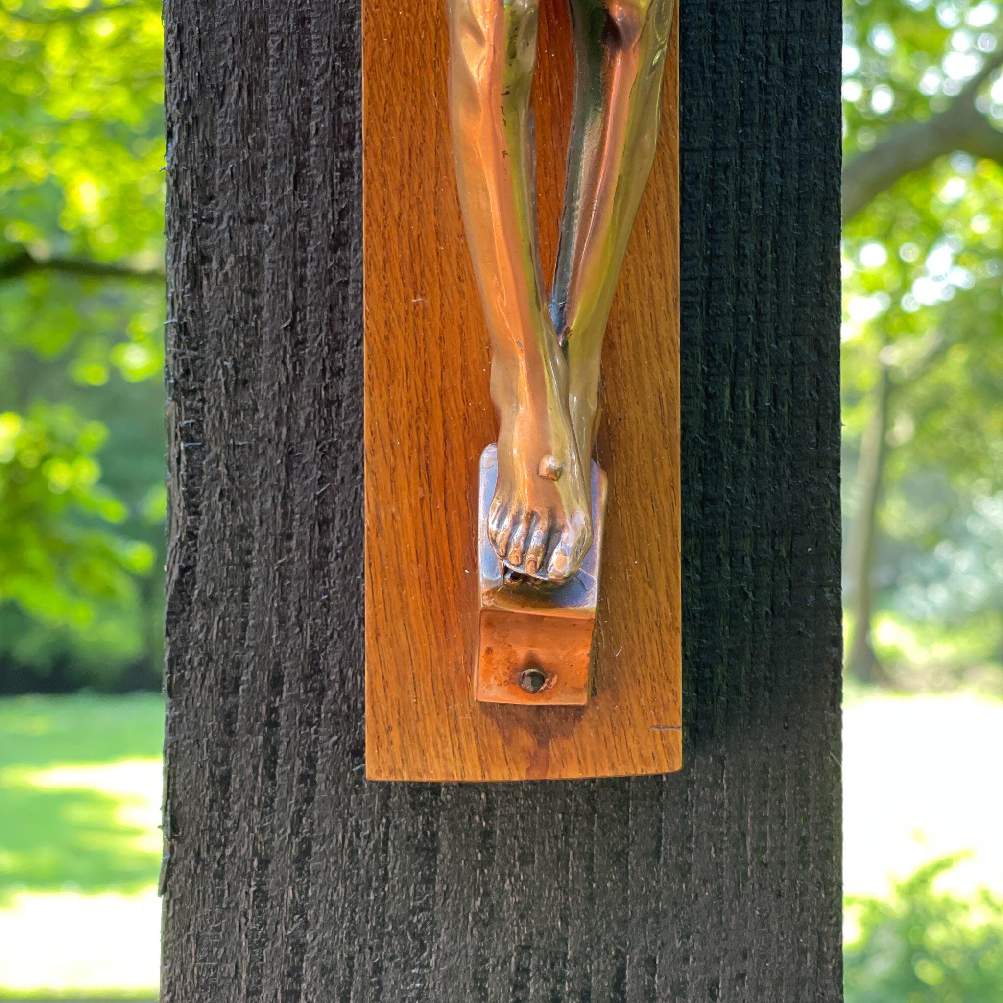 Groot houten crucifix met beeld van koper - The Collectionist