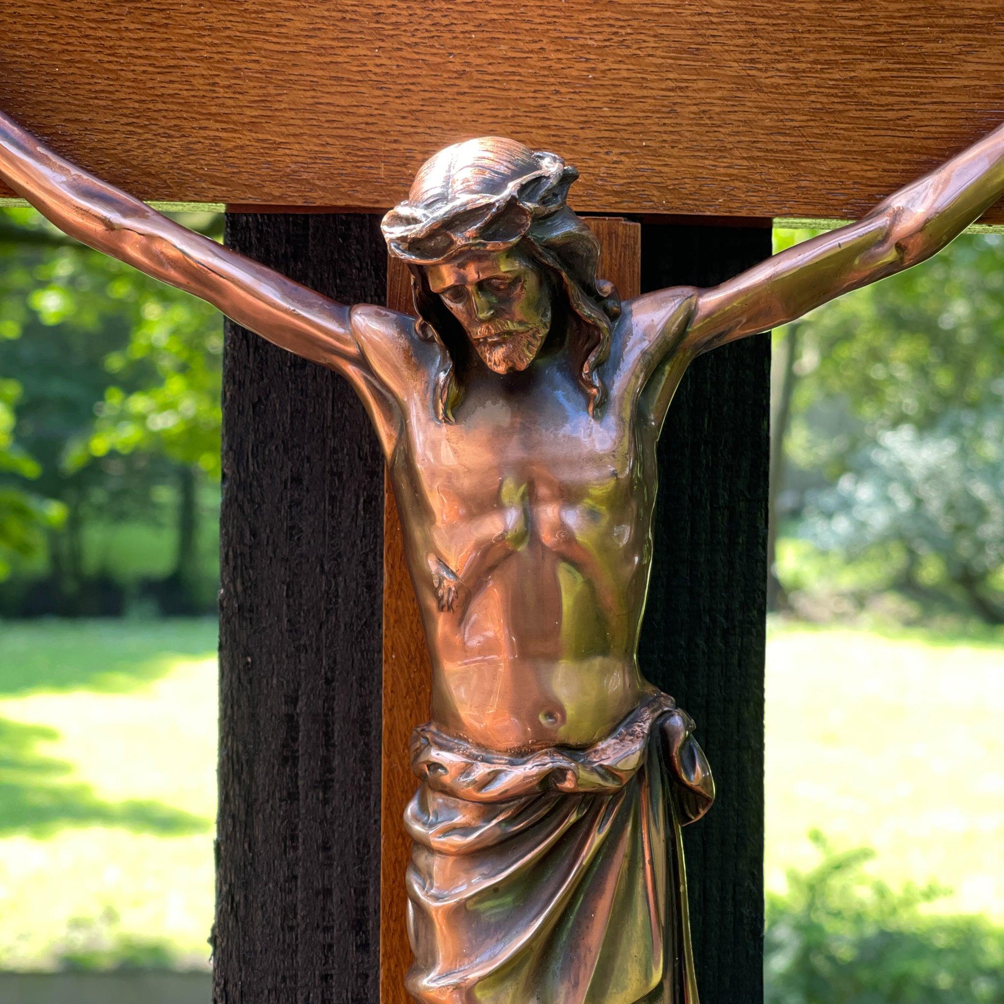 Groot houten crucifix met beeld van koper - The Collectionist