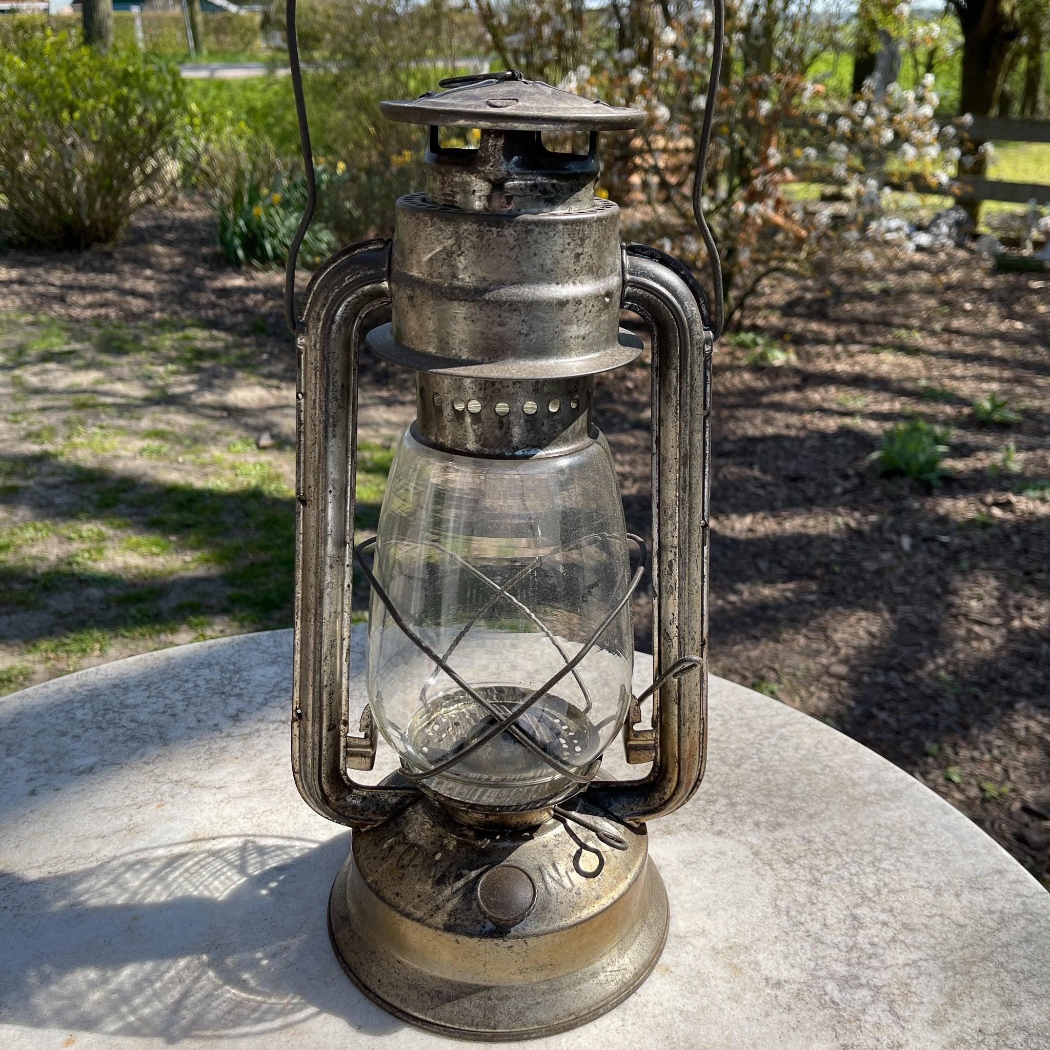Grote antieke Frowo 340 stormlantaarn petroleum lamp - The Collectionist