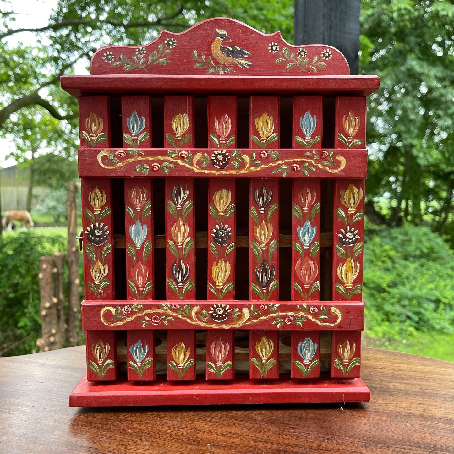 Handgeschilderd eierkastje - Bamestra Curiosa