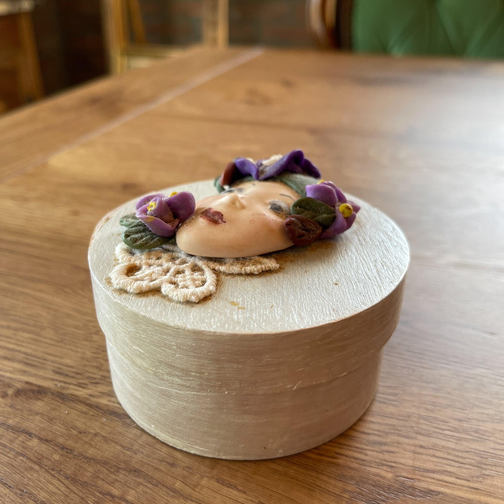 Houten doosje met stenen gezicht - The Collectionist