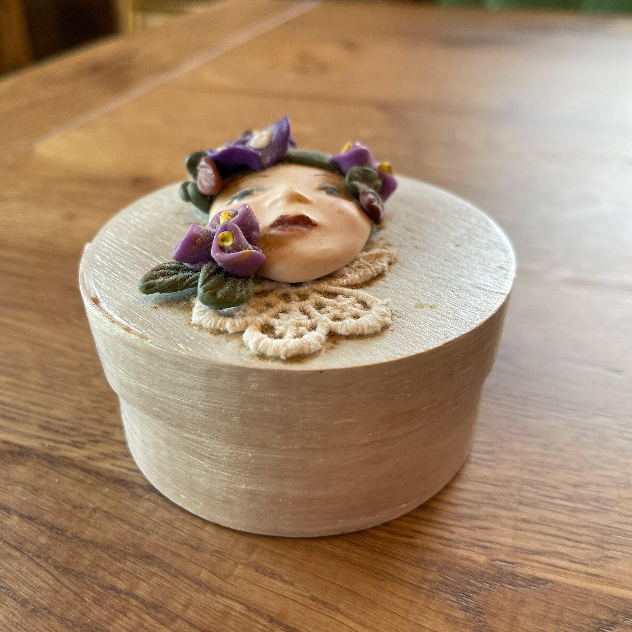 Houten doosje met stenen gezicht - The Collectionist