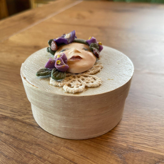 Houten doosje met stenen gezicht - Bamestra Curiosa