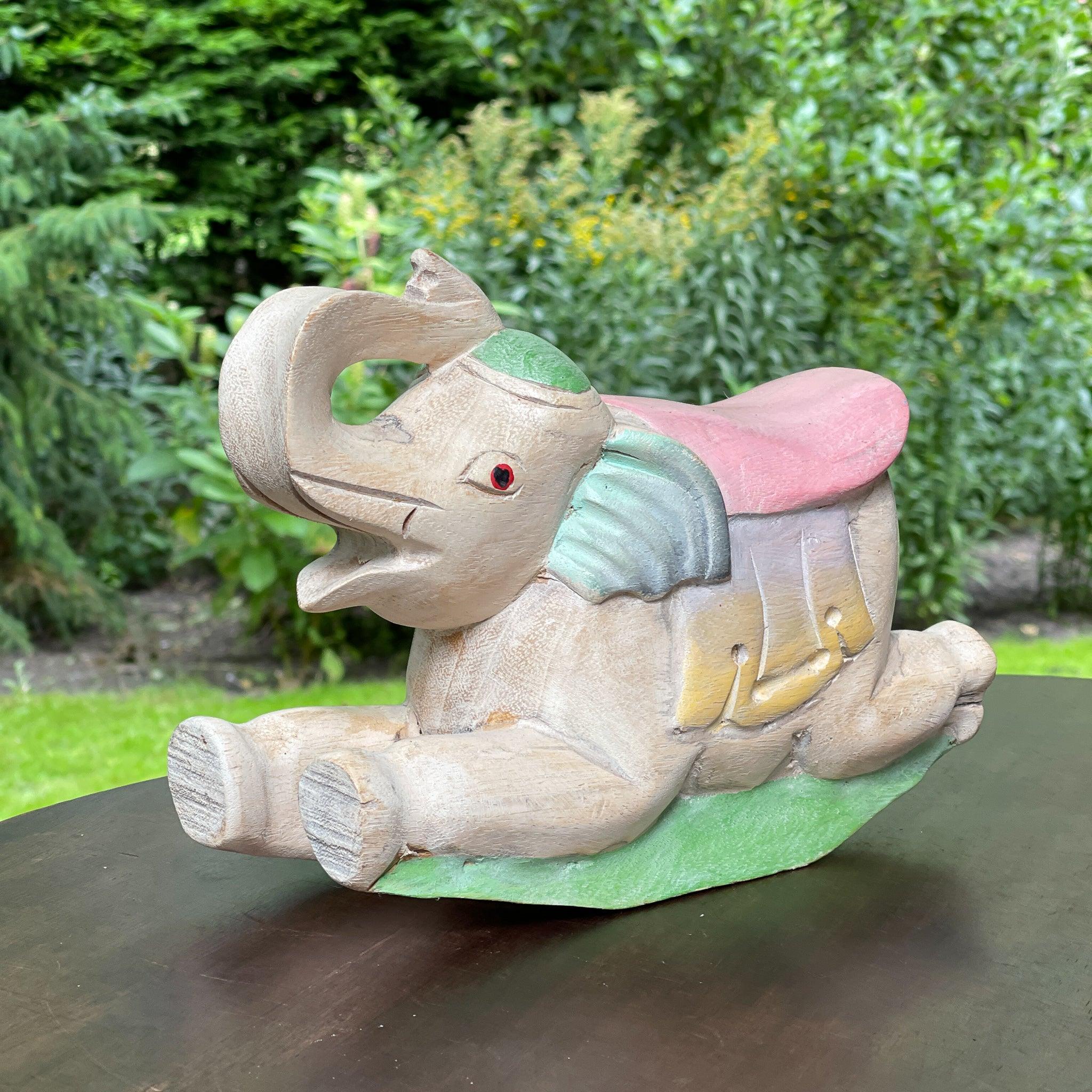 Houten olifant in pastelkleuren - The Collectionist