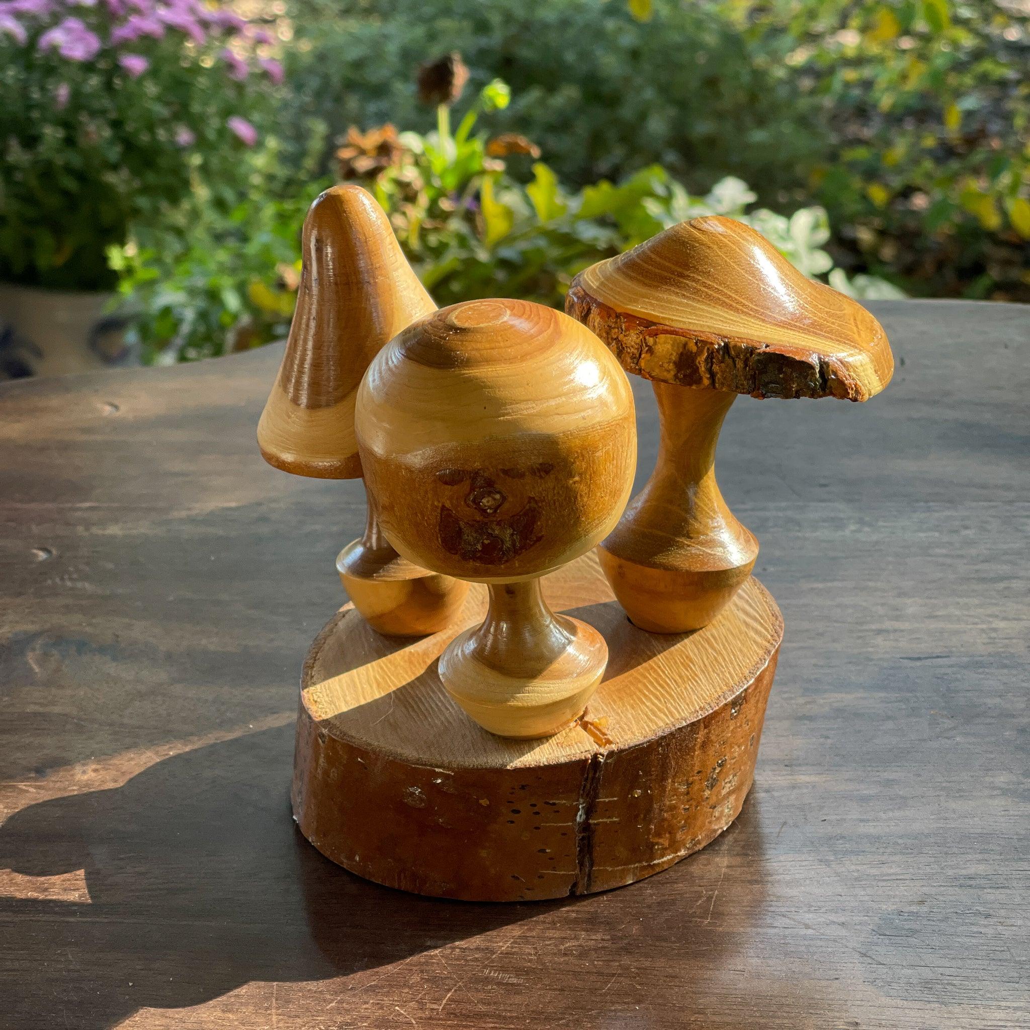 Houtsnijwerk paddestoelen op boomstam - The Collectionist