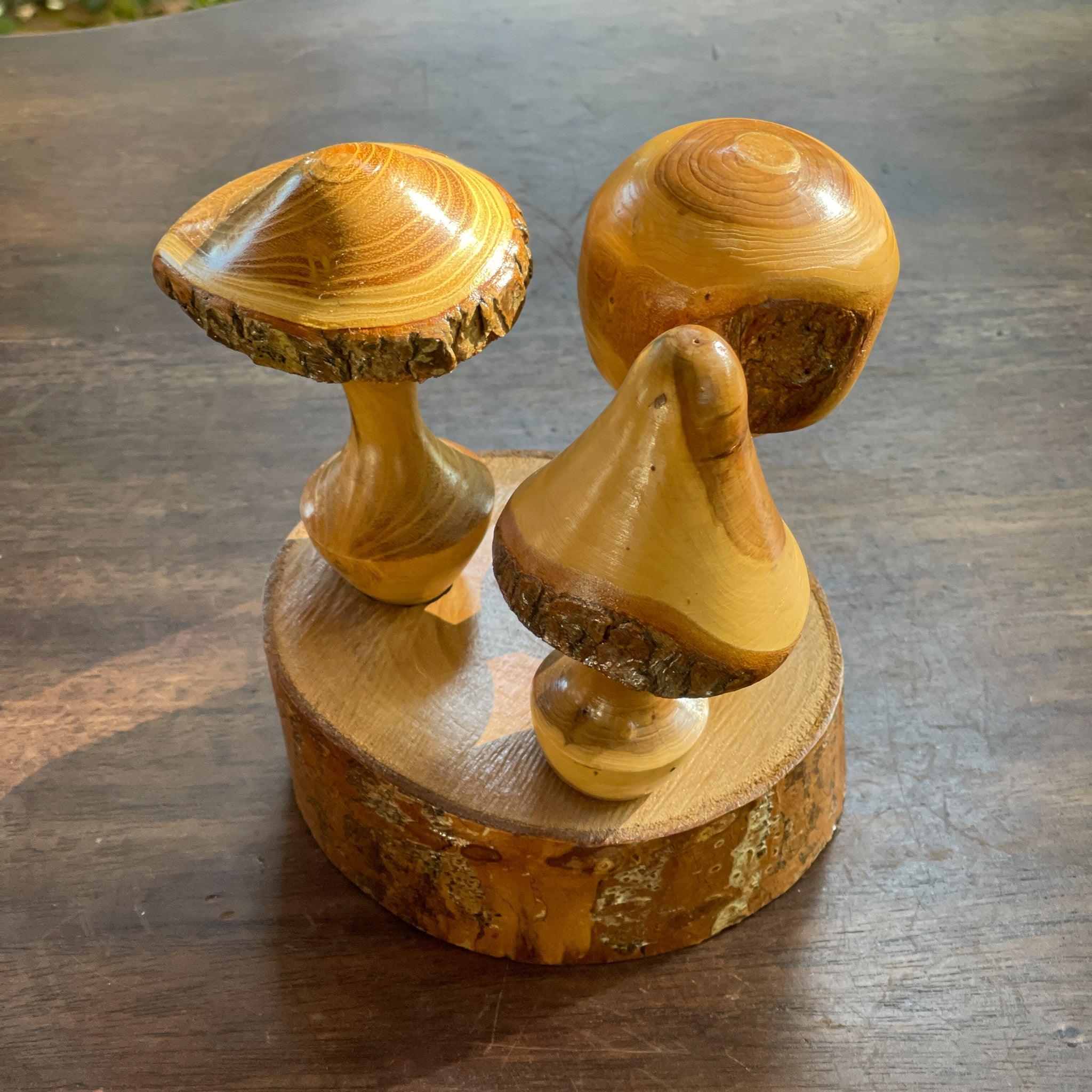 Houtsnijwerk paddestoelen op boomstam - The Collectionist