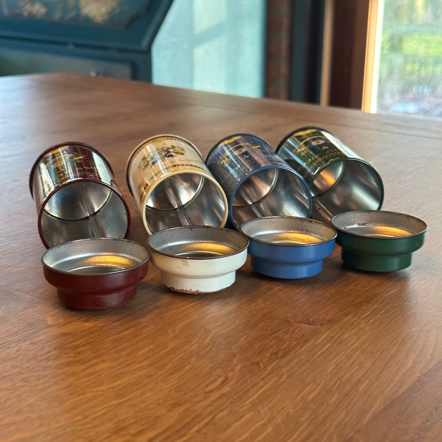 Vier kleurrijke theeblikjes 11 5,5 voor een stijlvolle theebeleving met 4 theeblikjes.