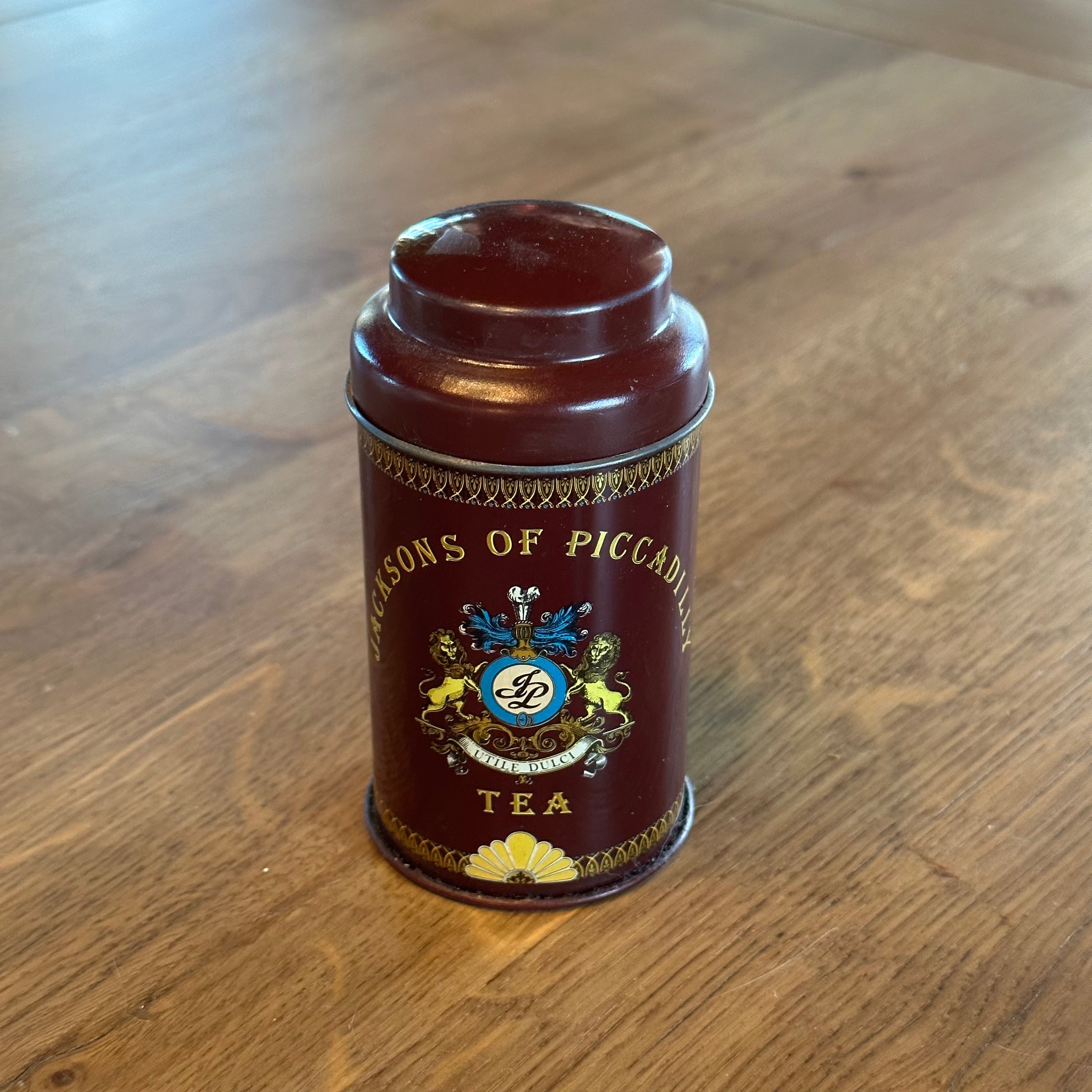 Vier theeblikjes van Jacksons of Piccadilly, perfect voor een stijlvolle thee-ervaring. Ontdek 4 theeblikjes!