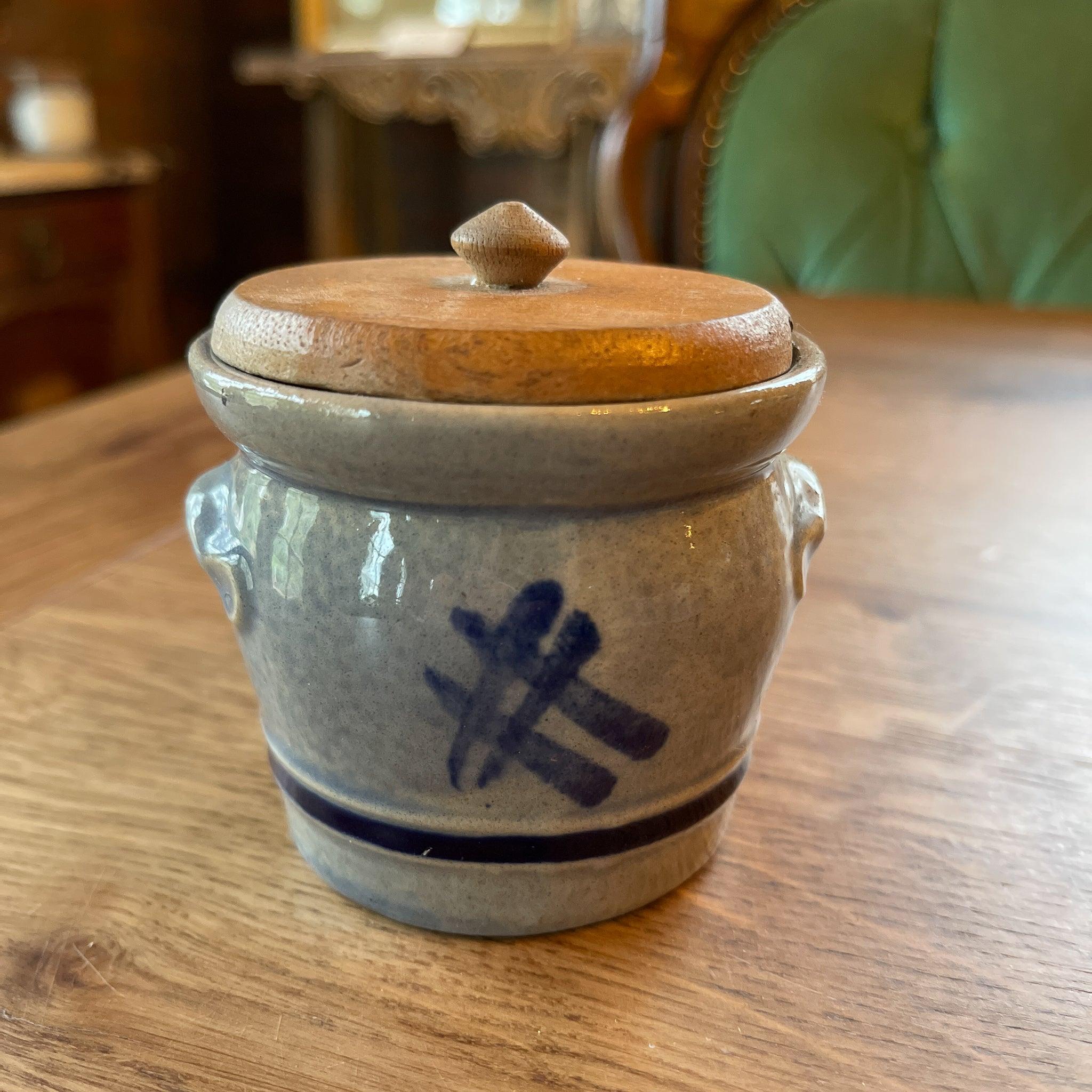 Keuls aardewerk potje met houten dekseltje - The Collectionist