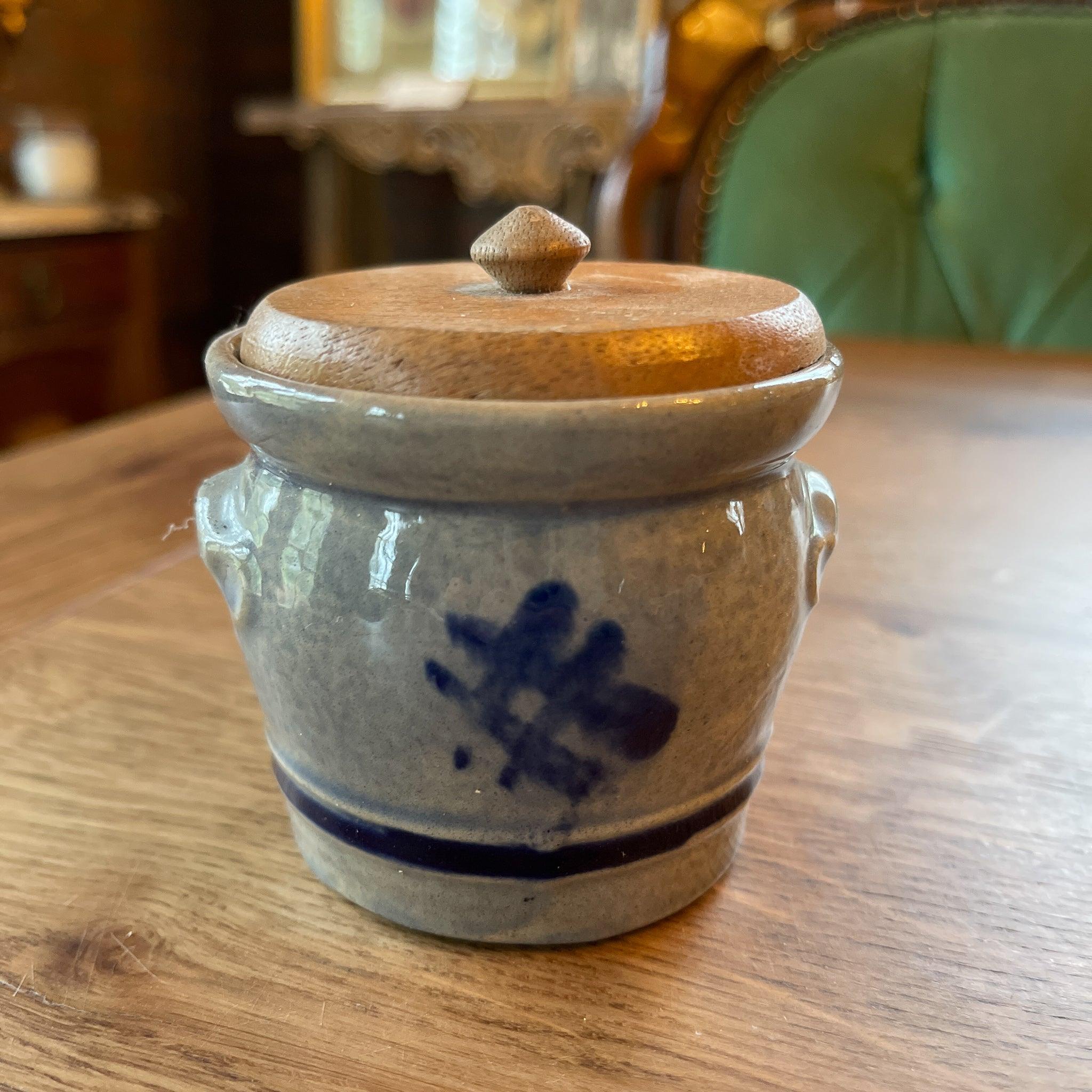 Keuls aardewerk potje met houten dekseltje - The Collectionist