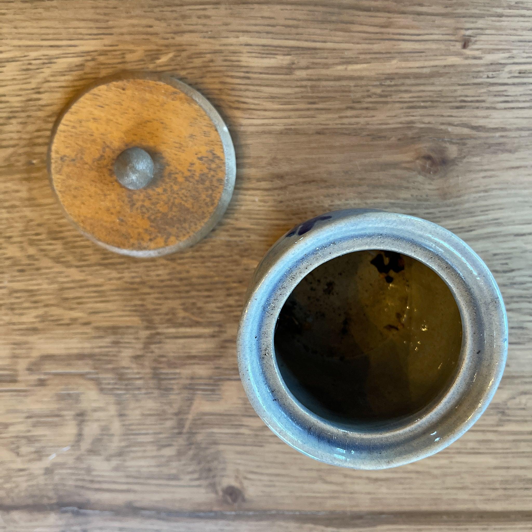 Keuls aardewerk potje met houten dekseltje - The Collectionist
