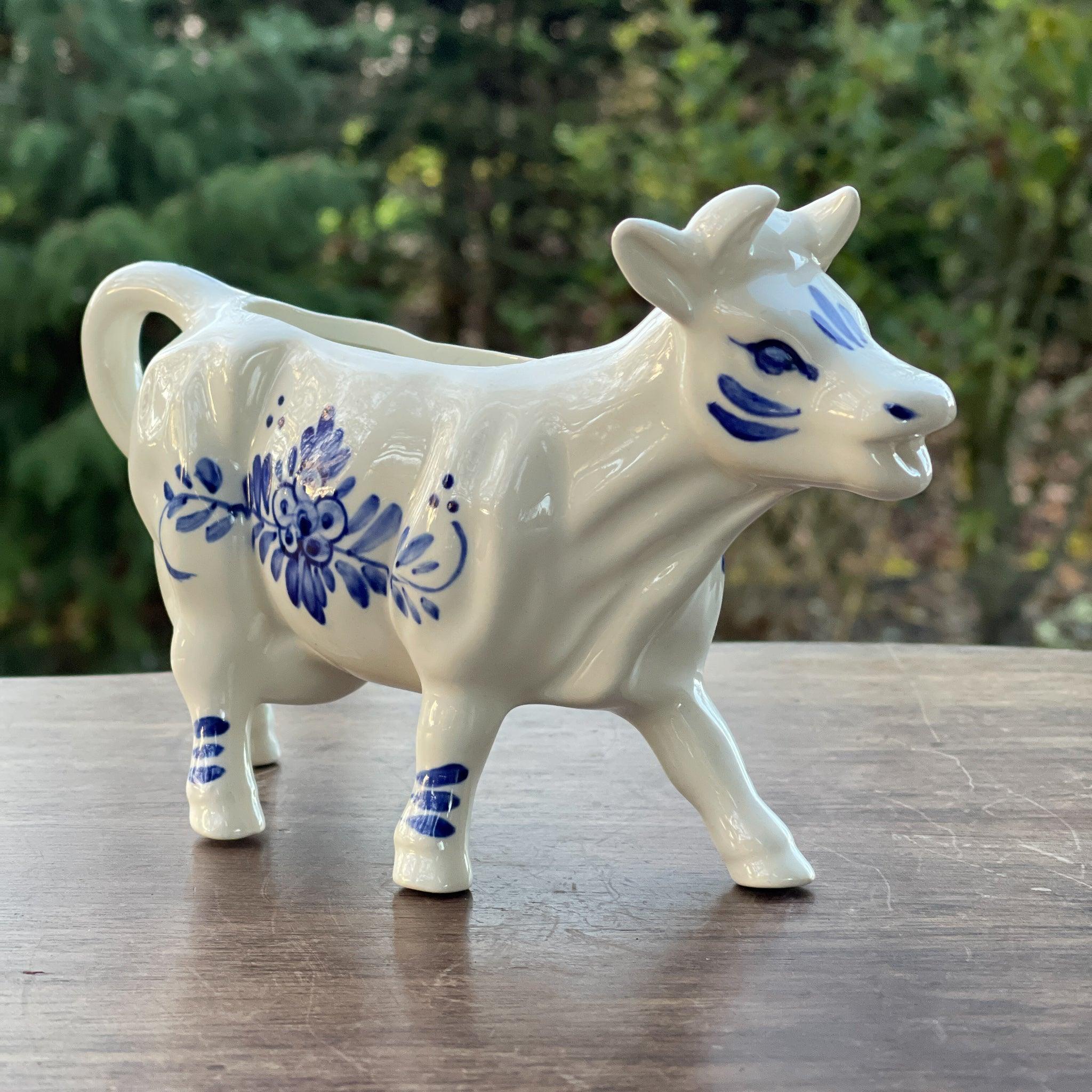 Koe melkkan in handgeschilderd Delfts Blauw - The Collectionist