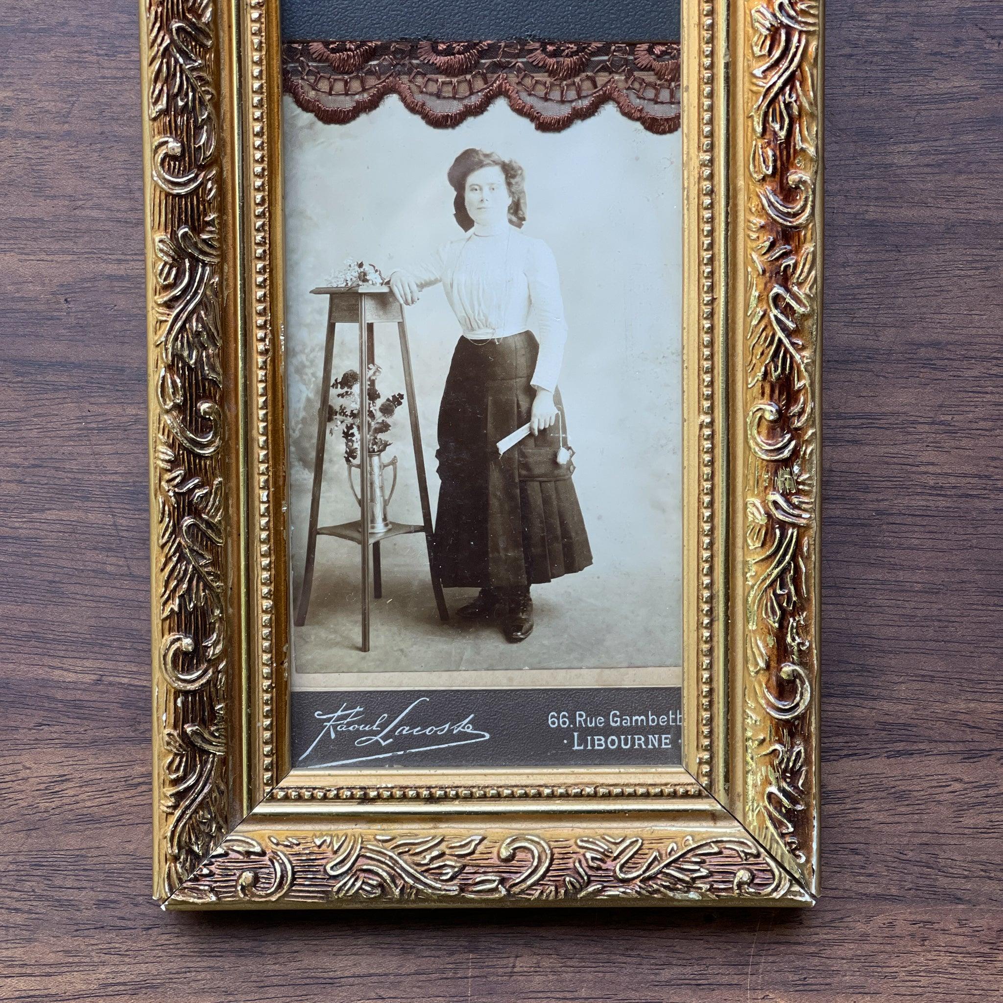 Lijstje met oude portretten met een verrassende achterzijde - The Collectionist