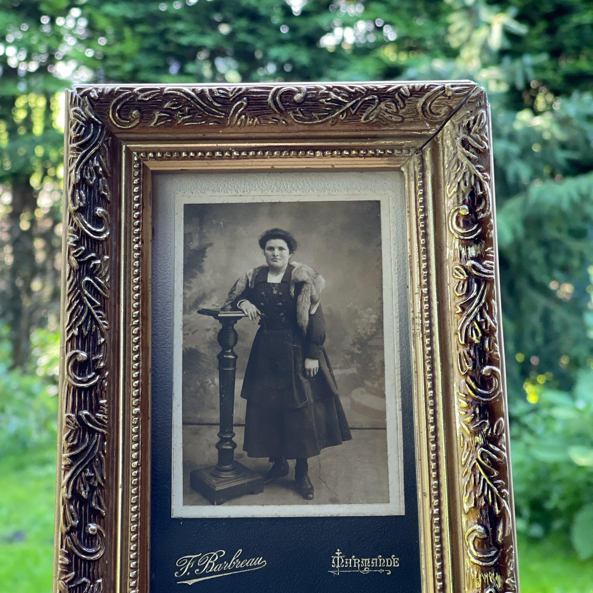 Lijstje met oude portretten met een verrassende achterzijde - The Collectionist