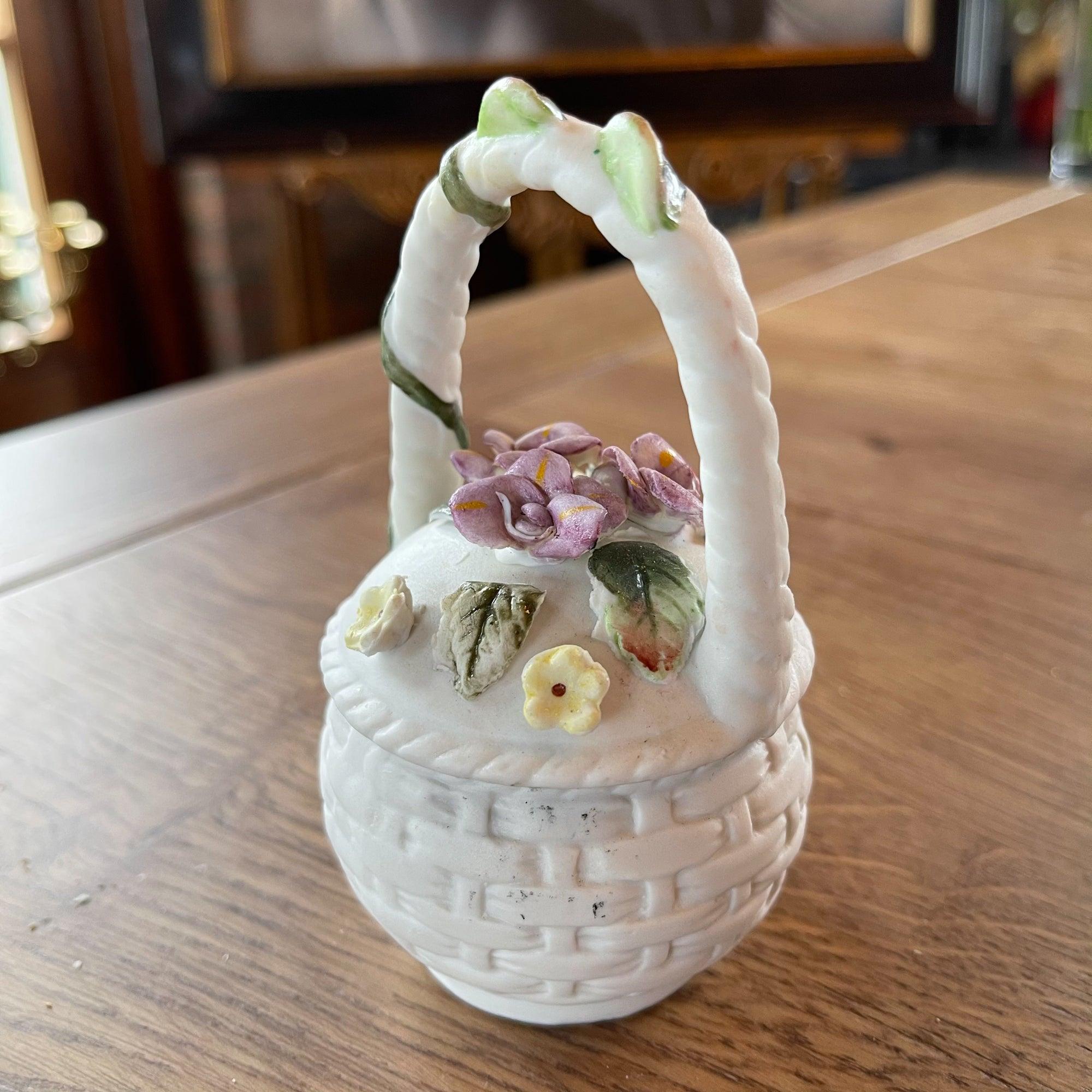 Mandje van porselein met bloemen - The Collectionist