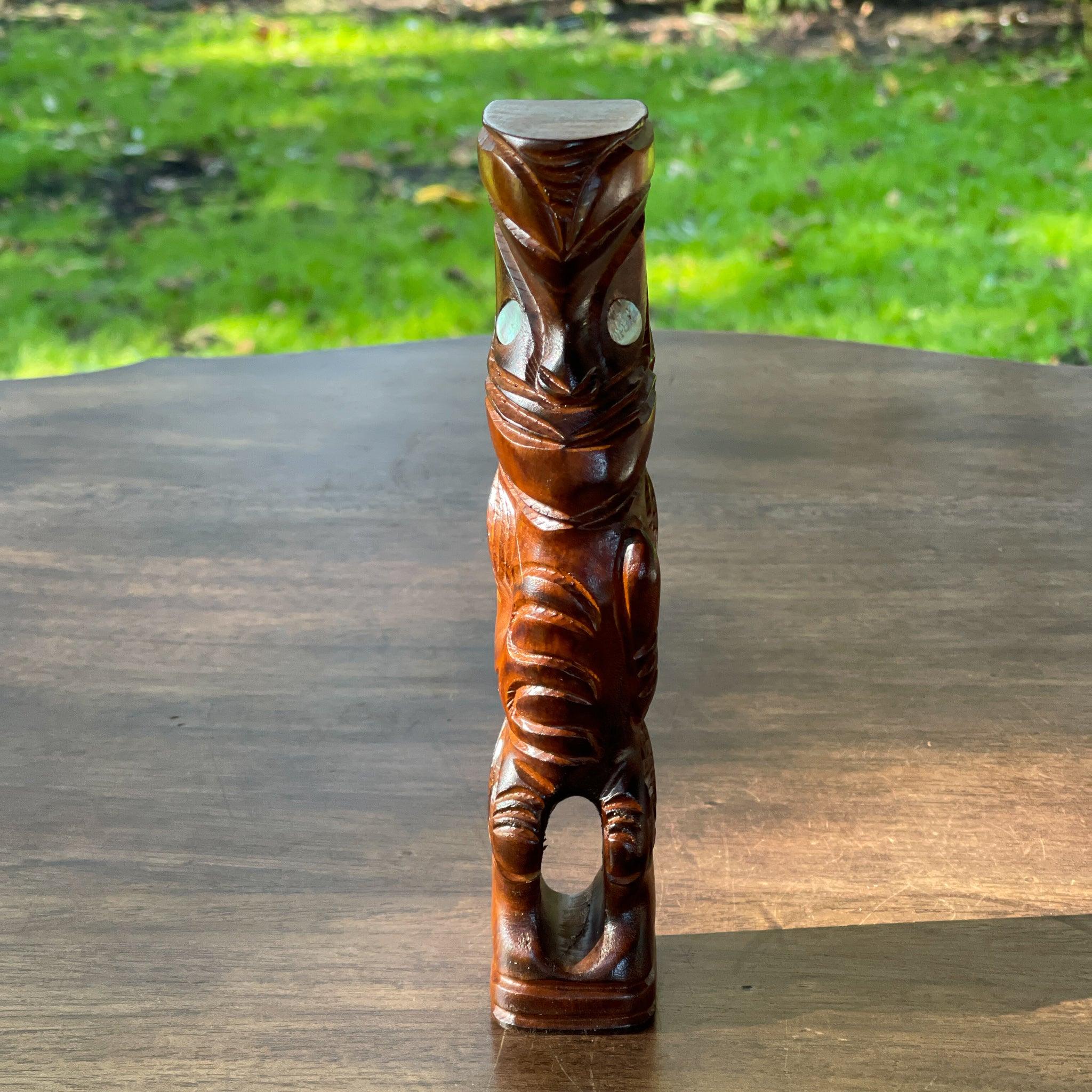 Maori houten tiki beeld met ogen van parelmoer - The Collectionist