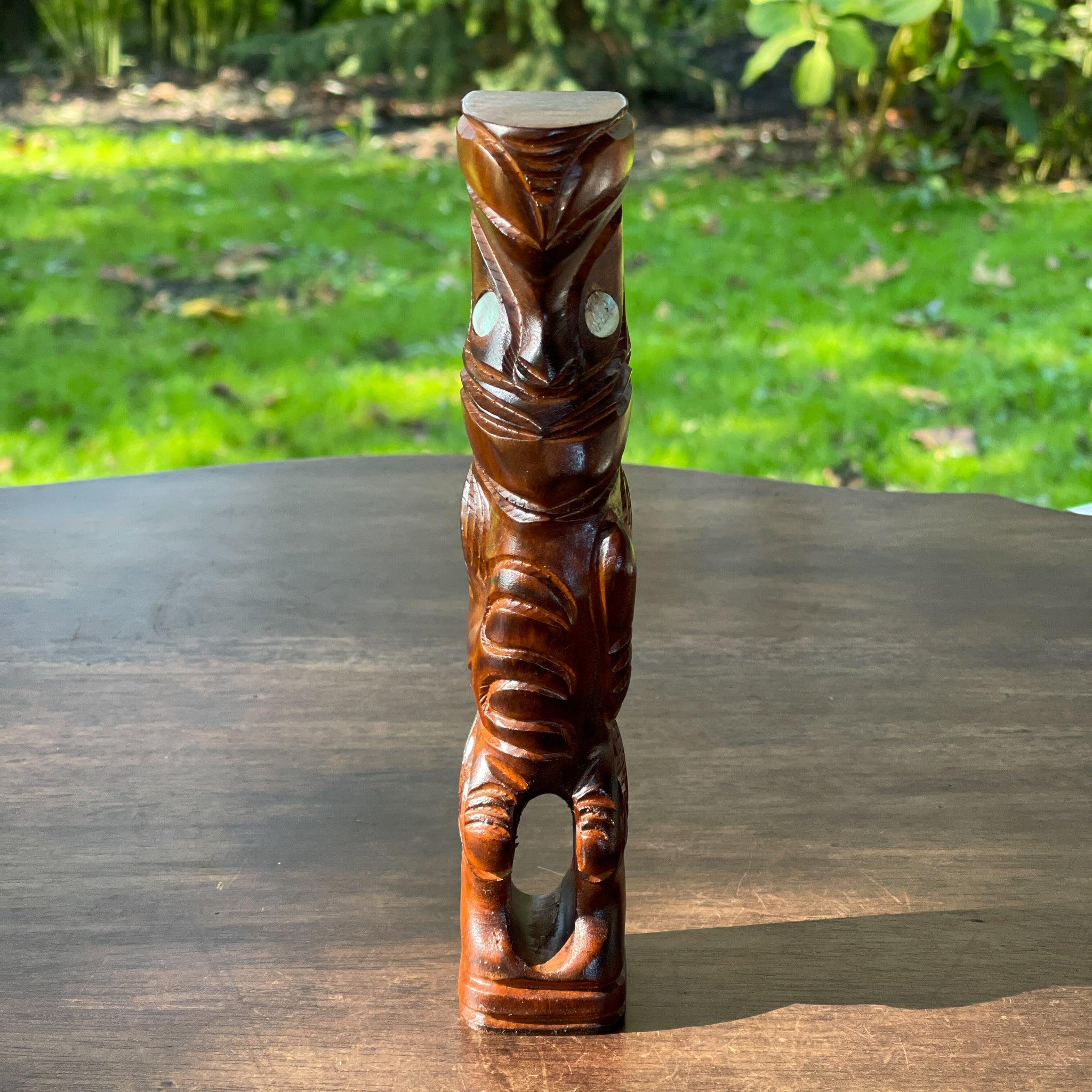 Maori houten tiki beeld met ogen van parelmoer - The Collectionist