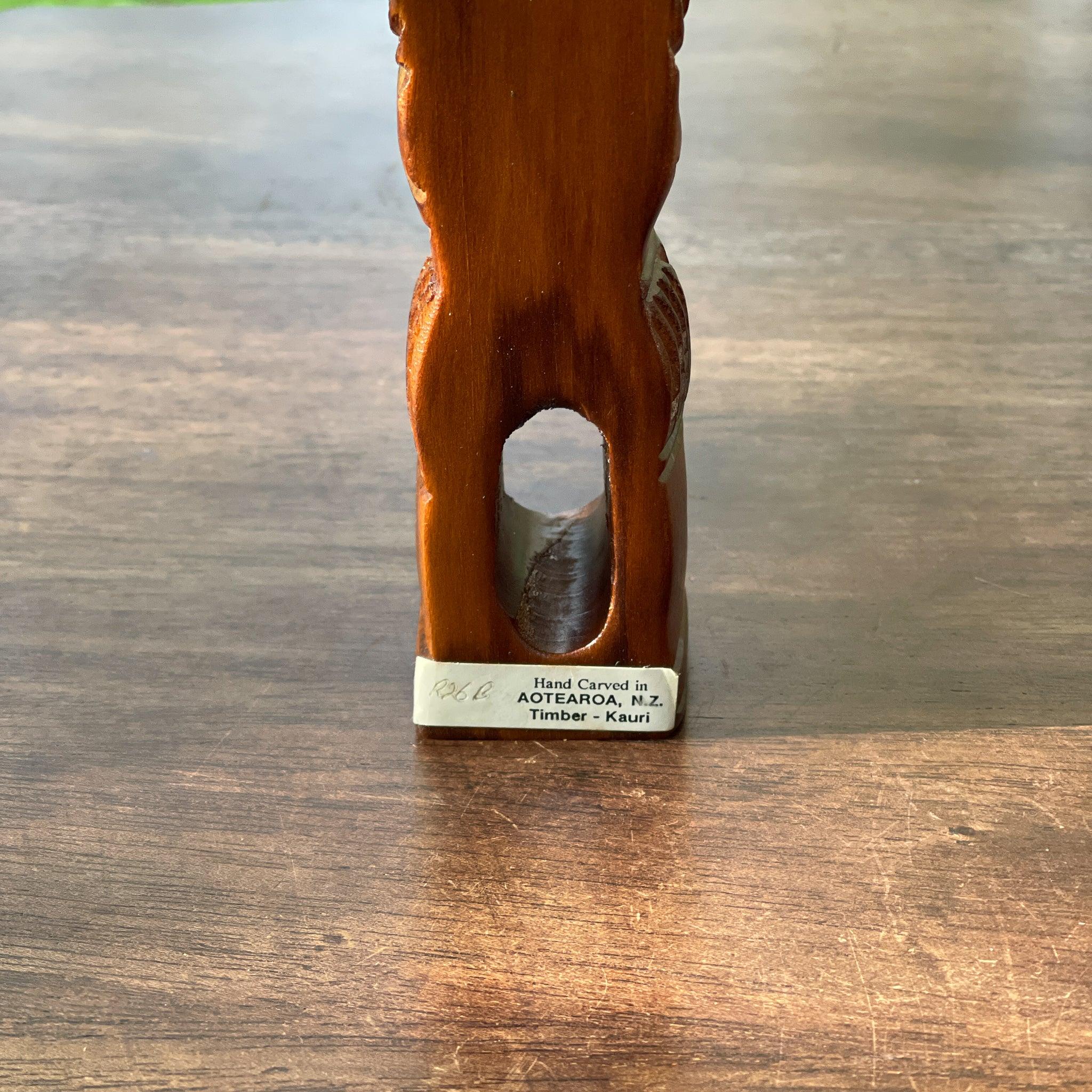 Maori houten tiki beeld met ogen van parelmoer - The Collectionist