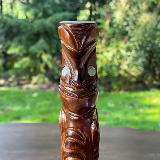 Maori houten tiki beeld met ogen van parelmoer - Bamestra Curiosa