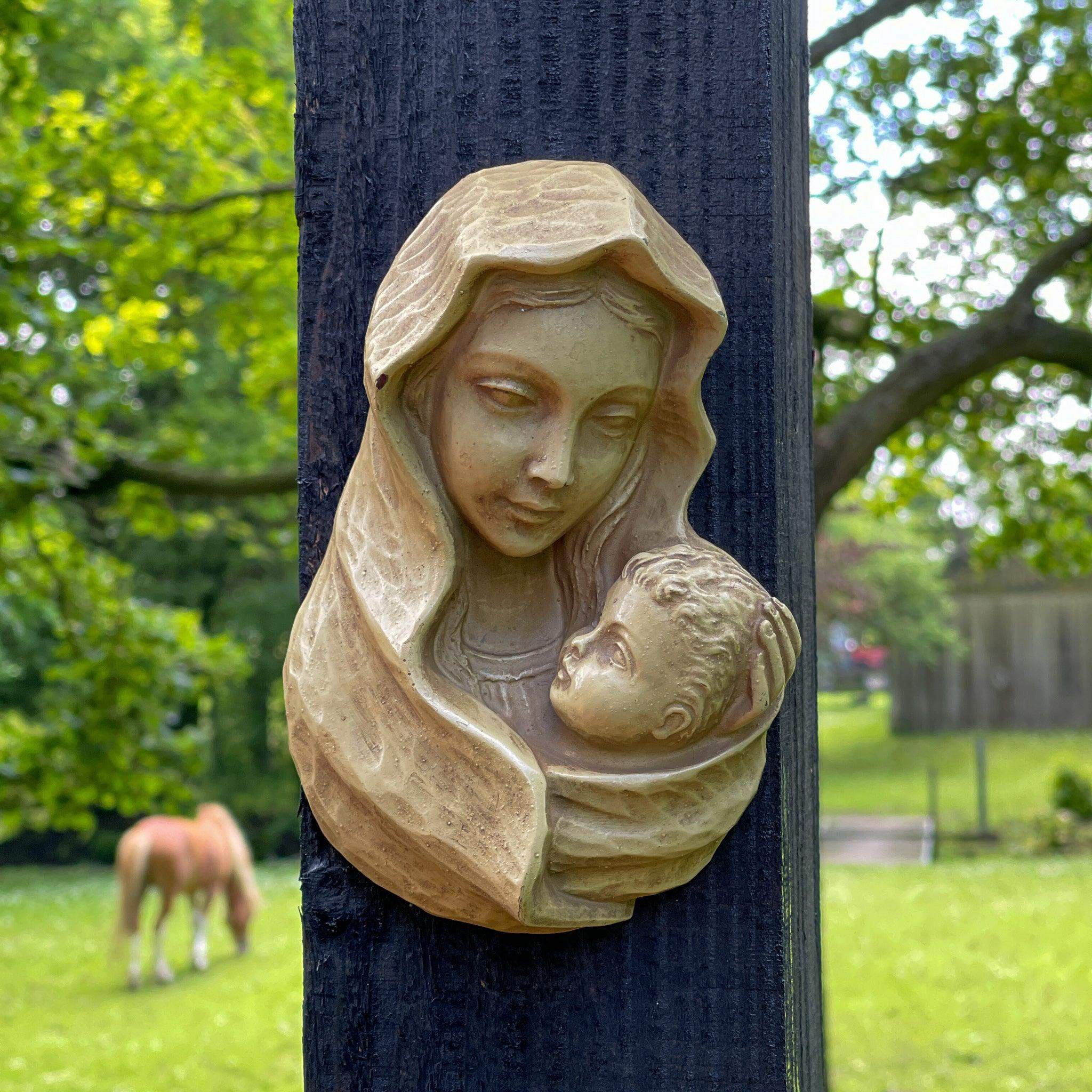 Maria en Jezus beeldje voor aan de muur - The Collectionist